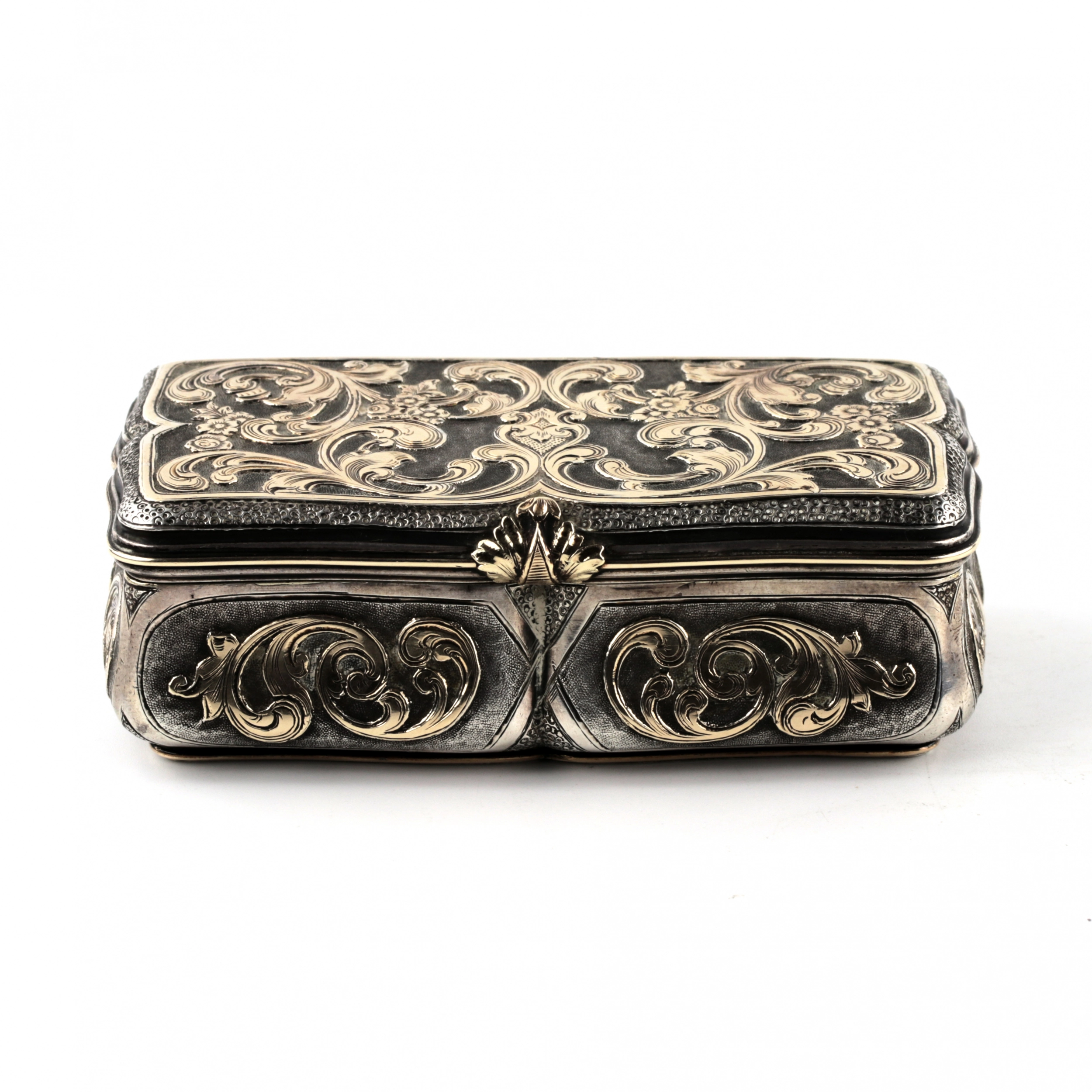 RARE MASSIVE SILVER SNUFF BOX WITH APPLIED GOLD DECOR IN THE BAROQUE STYLE. ST PETERSBURG, 1850s