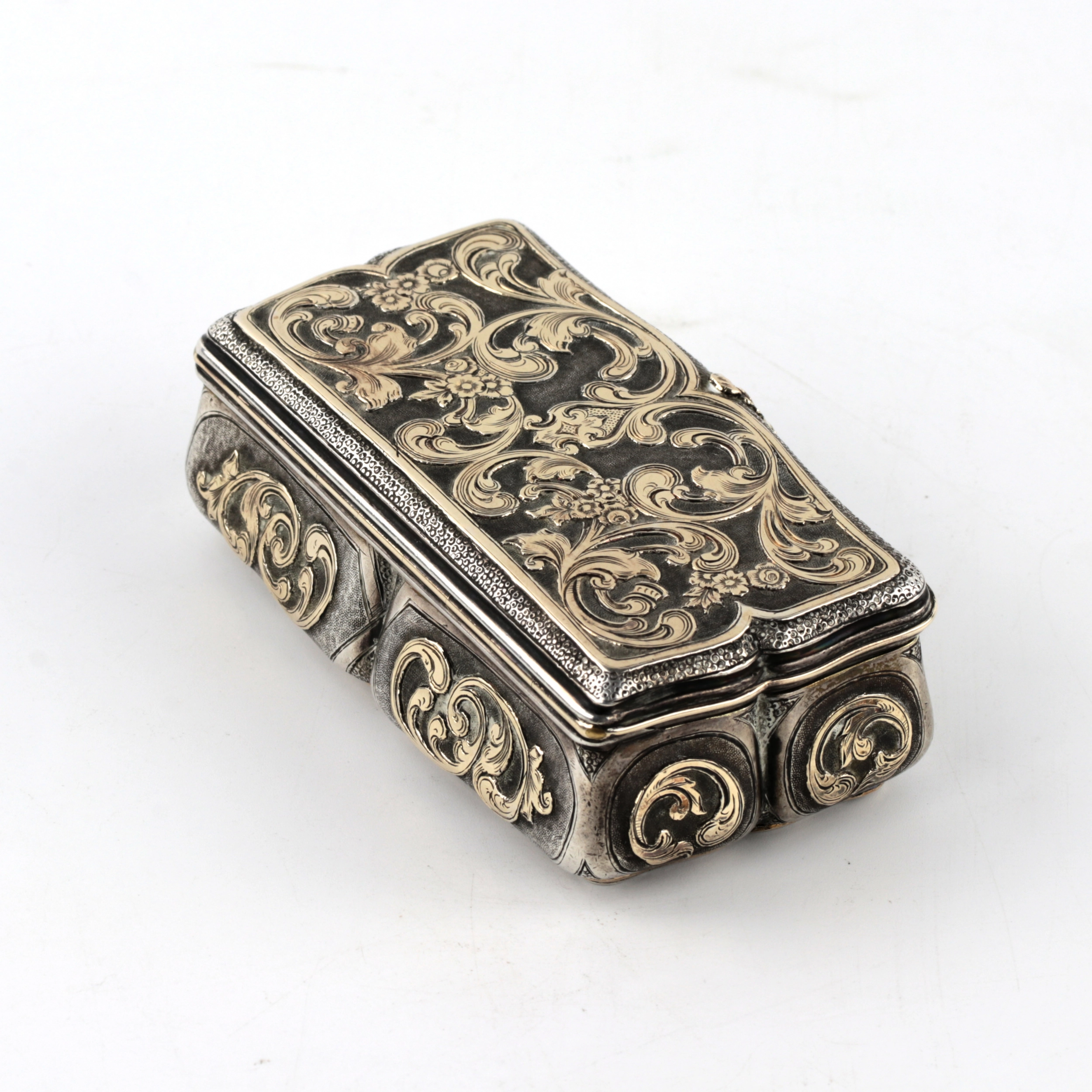 RARE MASSIVE SILVER SNUFF BOX WITH APPLIED GOLD DECOR IN THE BAROQUE STYLE. ST PETERSBURG, 1850s