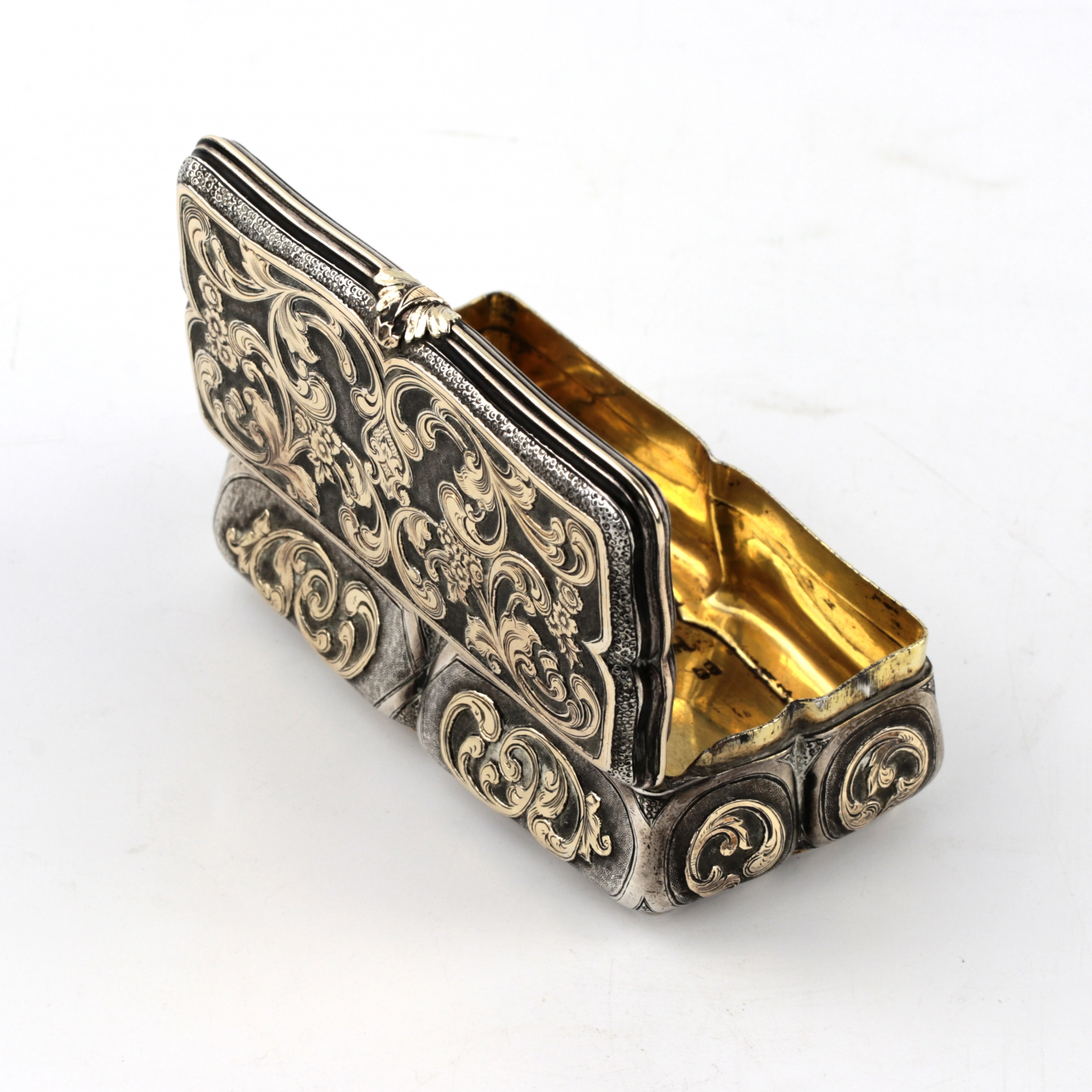 RARE MASSIVE SILVER SNUFF BOX WITH APPLIED GOLD DECOR IN THE BAROQUE STYLE. ST PETERSBURG, 1850s