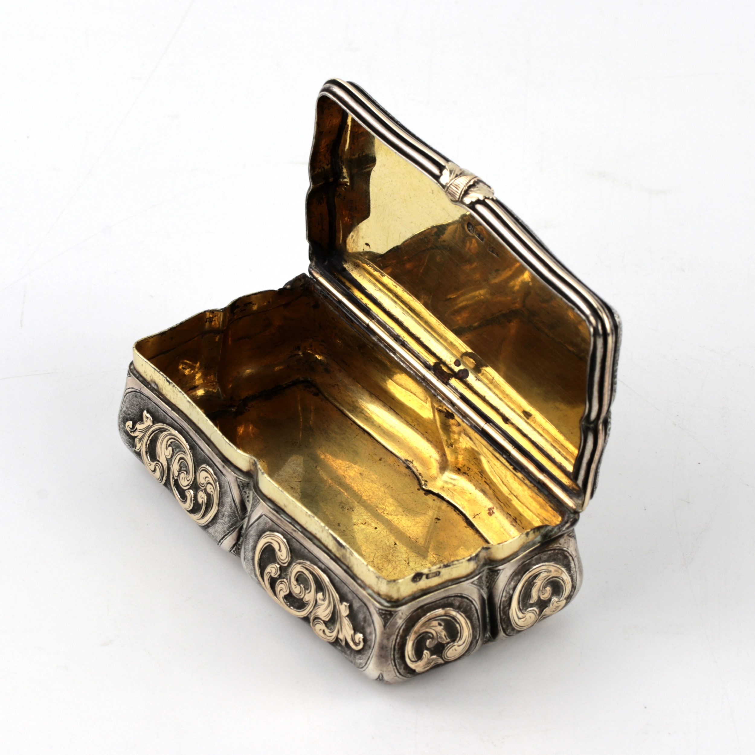 RARE MASSIVE SILVER SNUFF BOX WITH APPLIED GOLD DECOR IN THE BAROQUE STYLE. ST PETERSBURG, 1850s