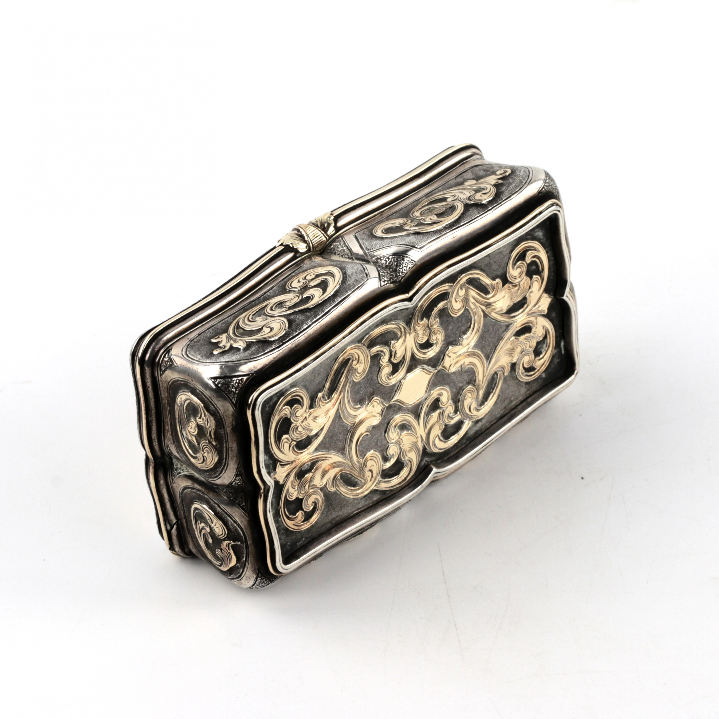 RARE MASSIVE SILVER SNUFF BOX WITH APPLIED GOLD DECOR IN THE BAROQUE STYLE. ST PETERSBURG, 1850s