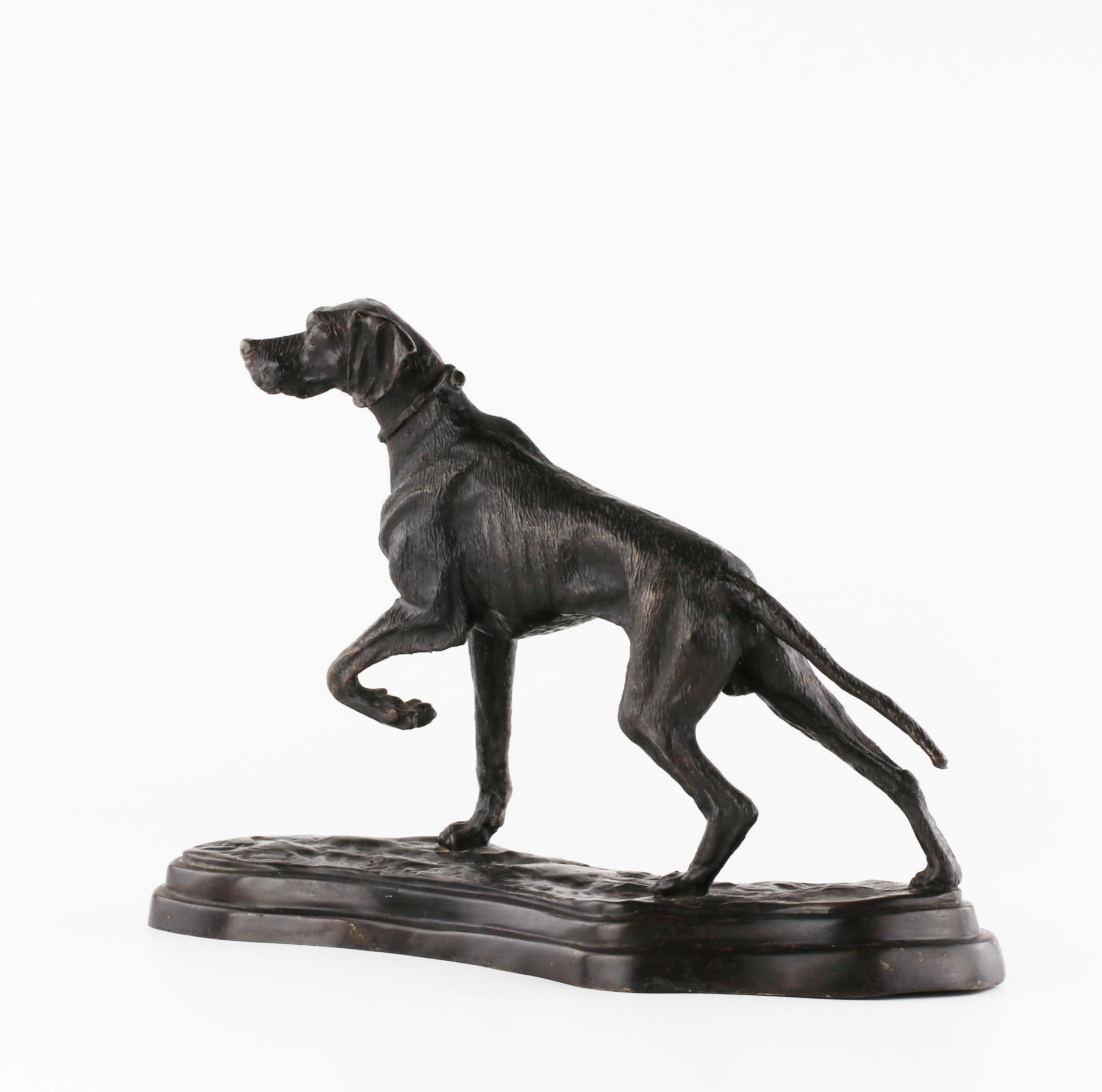 Chien de chasse en bronze.
