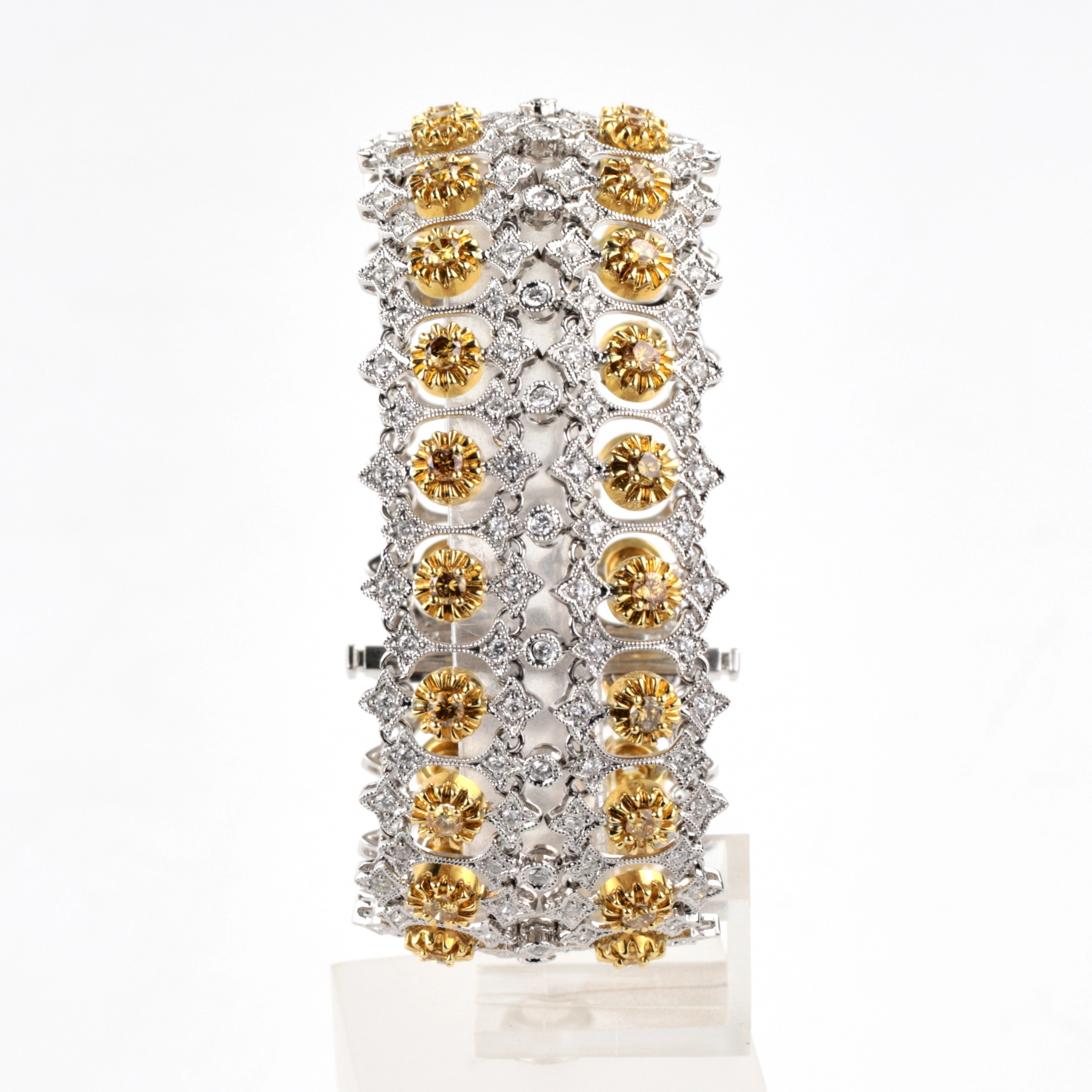 BRACELET UNIQUE SERTI DE DIAMANTS COULEUR COGNAC EUROPE, FIN DU XXᵉ – DÉBUT DU XXIᵉ SIÈCLE