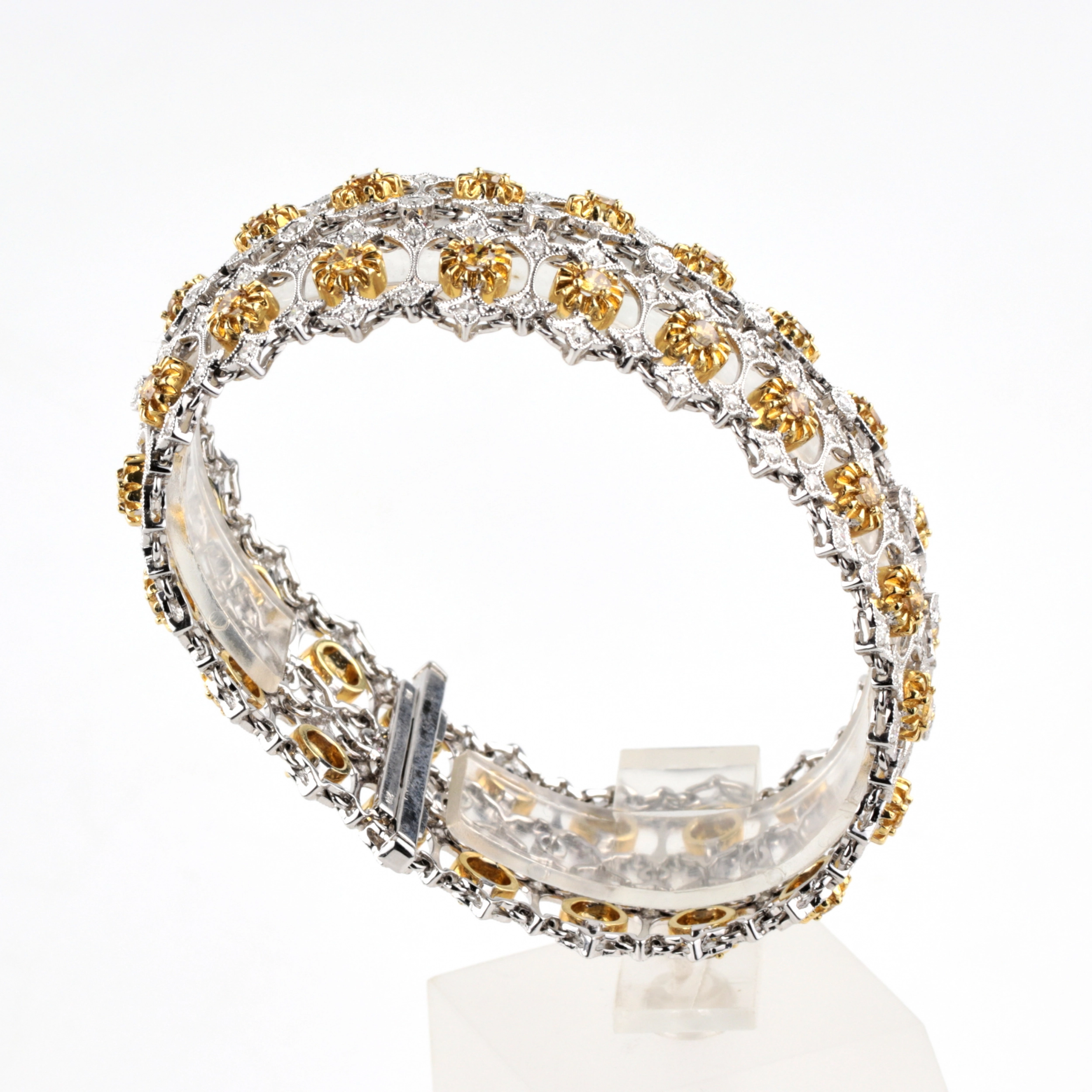 BRACELET UNIQUE SERTI DE DIAMANTS COULEUR COGNAC EUROPE, FIN DU XXᵉ – DÉBUT DU XXIᵉ SIÈCLE