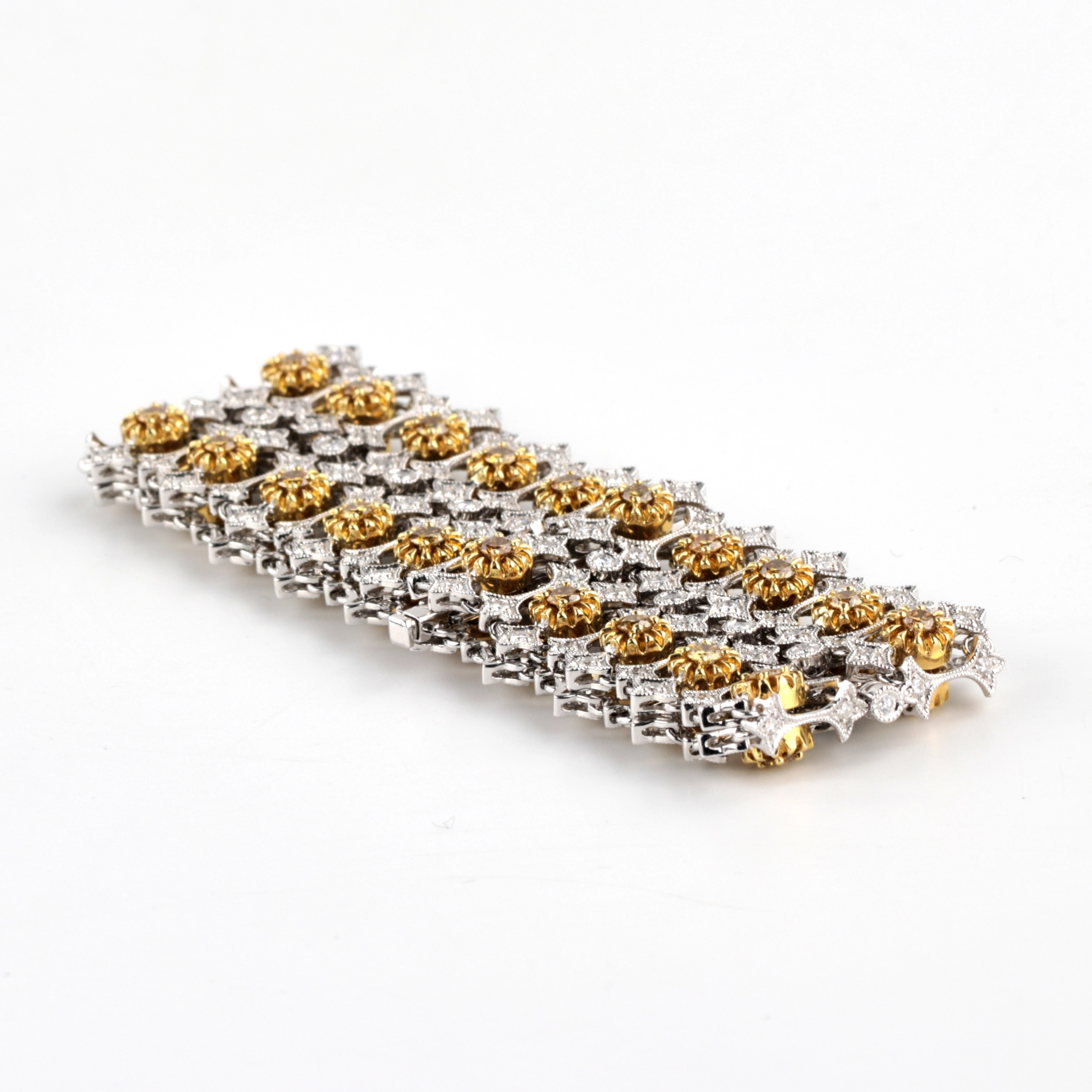 BRACELET UNIQUE SERTI DE DIAMANTS COULEUR COGNAC EUROPE, FIN DU XXᵉ – DÉBUT DU XXIᵉ SIÈCLE