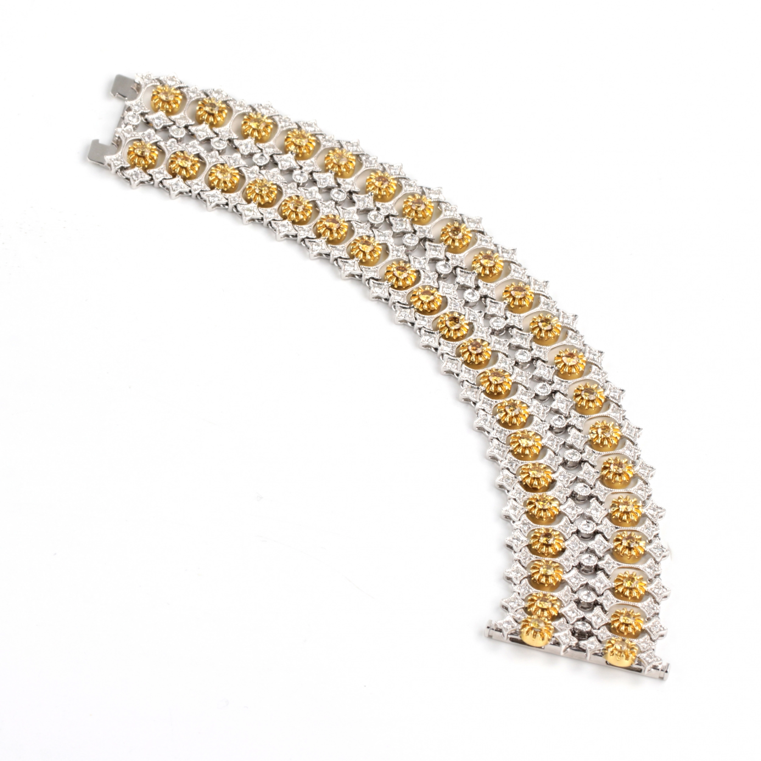 BRACELET UNIQUE SERTI DE DIAMANTS COULEUR COGNAC EUROPE, FIN DU XXᵉ – DÉBUT DU XXIᵉ SIÈCLE