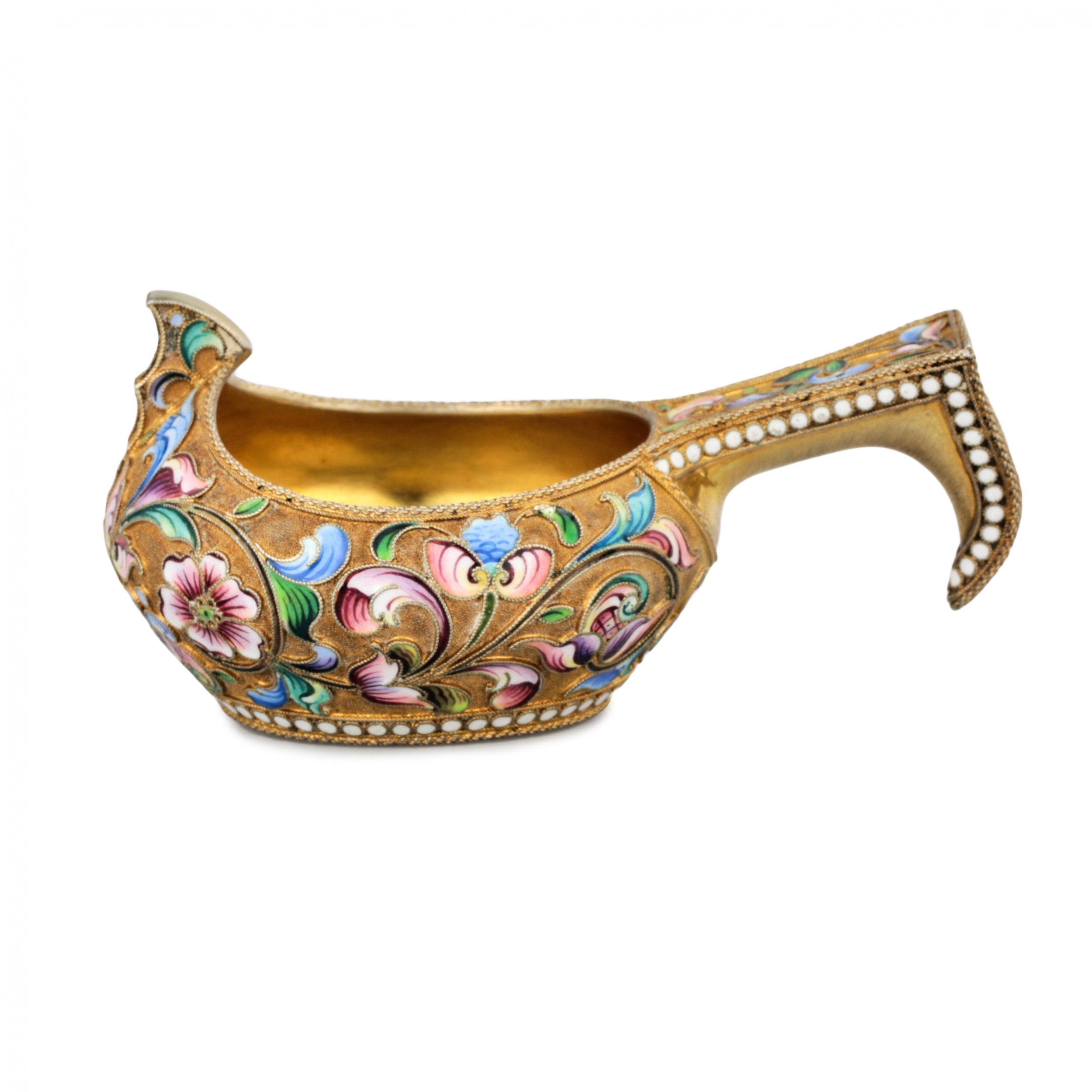 Kovsh decorative de style russe avec email.