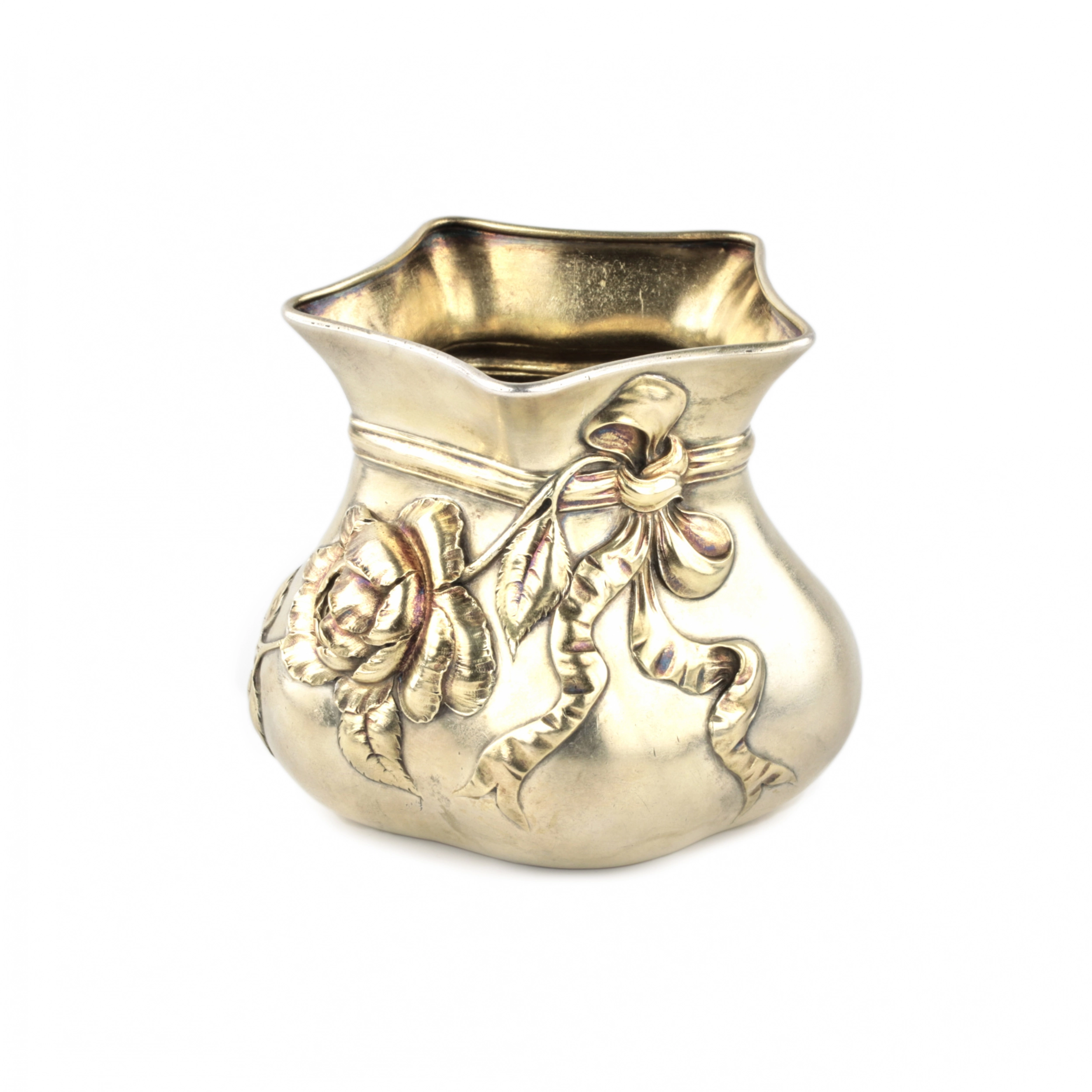 VASE-COFFRET EN ARGENT EN FORME DE BOURSE NOUÉE, ORNÉ D`UNE ROSE EN RELIEF. FABRIQUE D`OREST KOURLIOUKOV. MOSCOU, 1899–1908