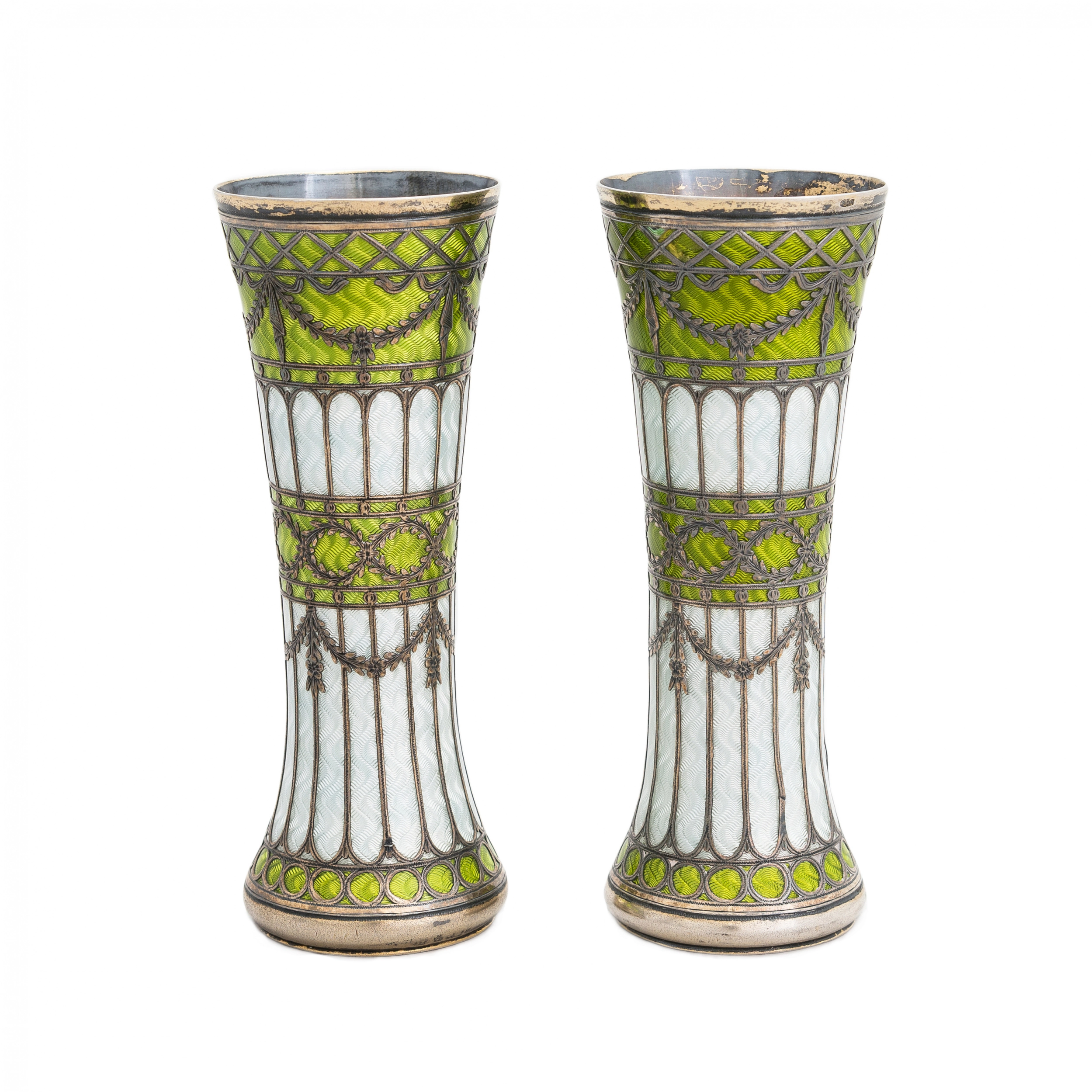 Paire de vases-boutons en argent dore et email guilloche, debut XXe siècle. 