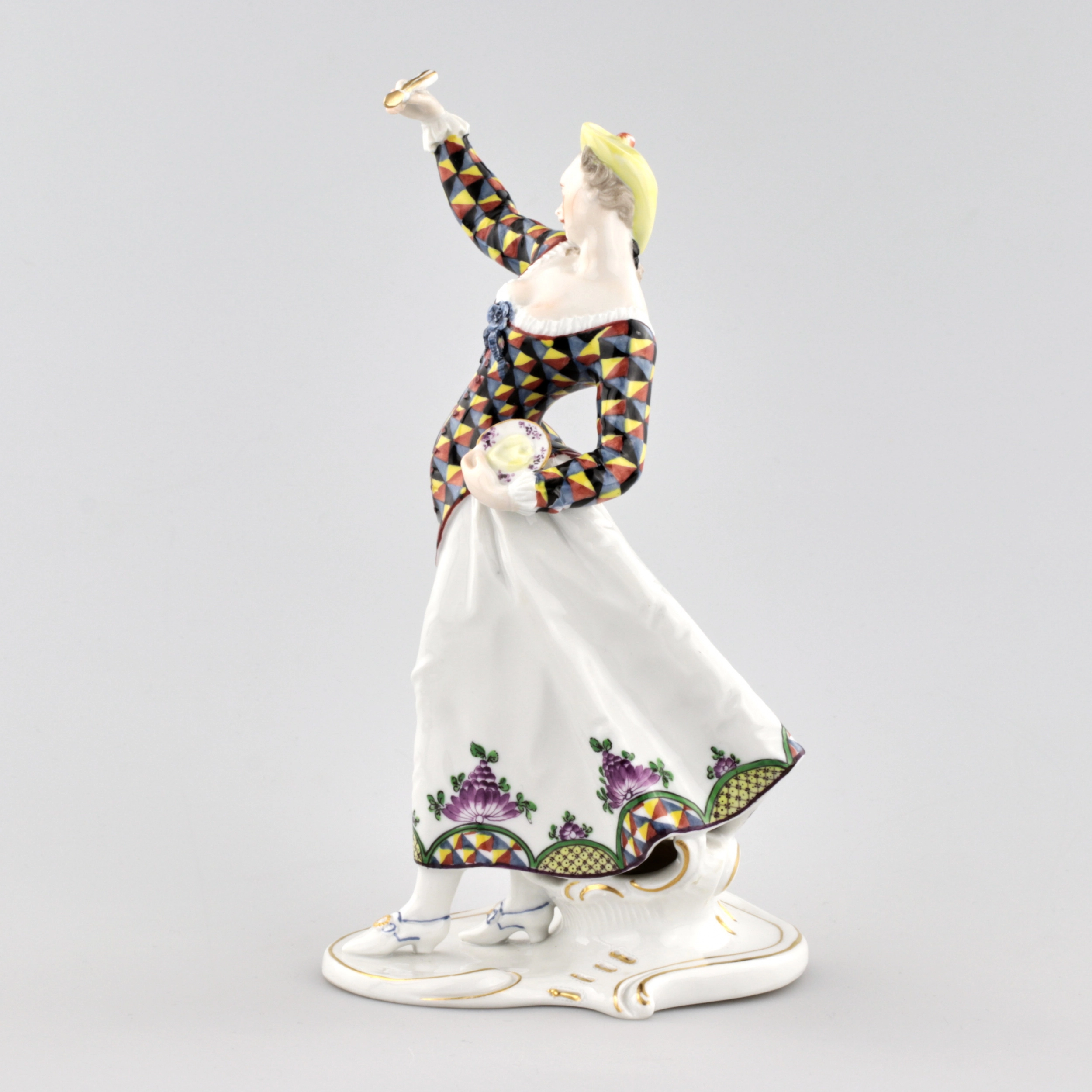 Figurine en porcelaine Columbine avec une soucoupe. Nymphenburg, Allemagne. Le debut du 20e siècle. 