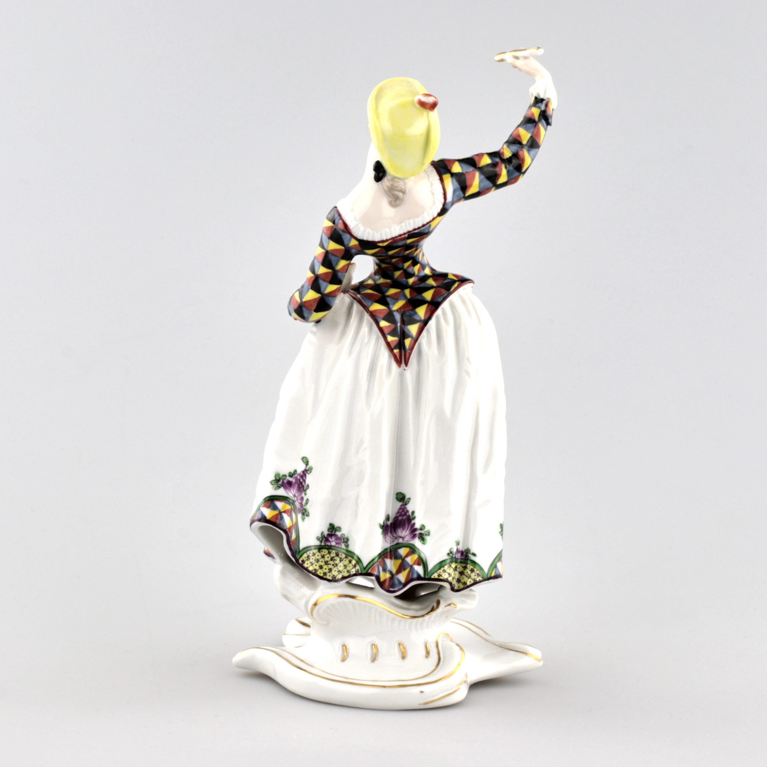 Figurine en porcelaine Columbine avec une soucoupe. Nymphenburg, Allemagne. Le debut du 20e siècle. 