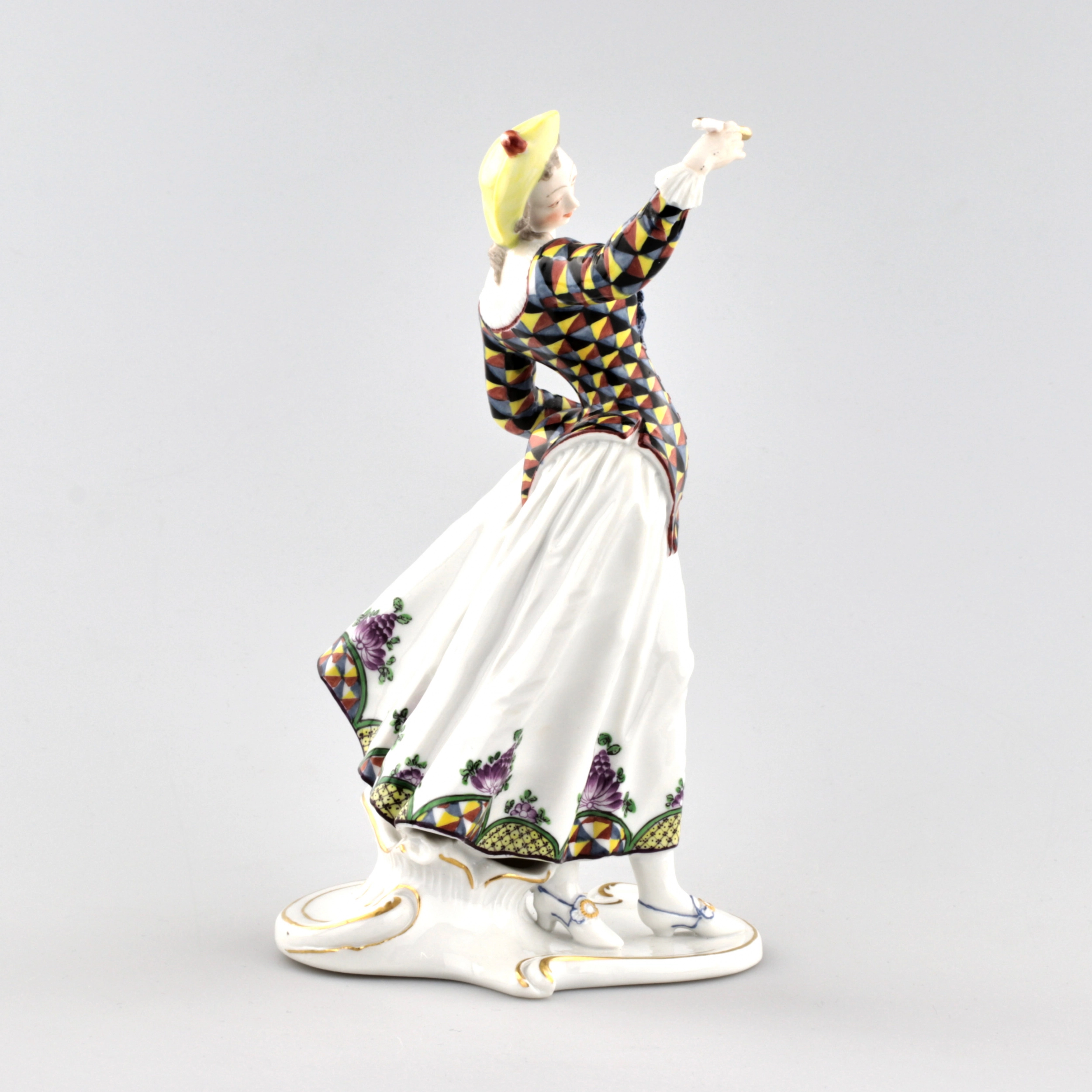 Figurine en porcelaine Columbine avec une soucoupe. Nymphenburg, Allemagne. Le debut du 20e siècle. 