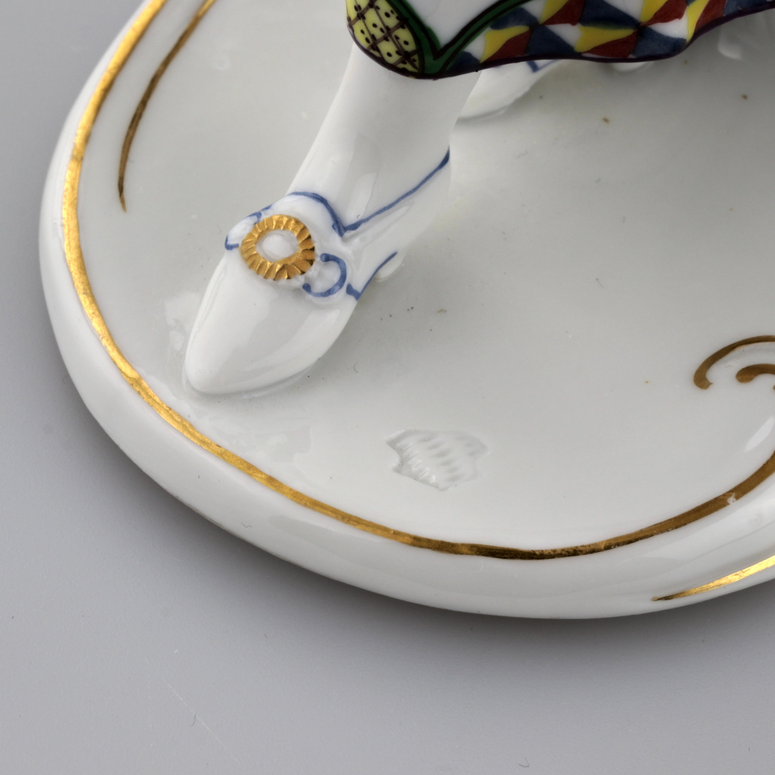 Figurine en porcelaine Columbine avec une soucoupe. Nymphenburg, Allemagne. Le debut du 20e siècle. 