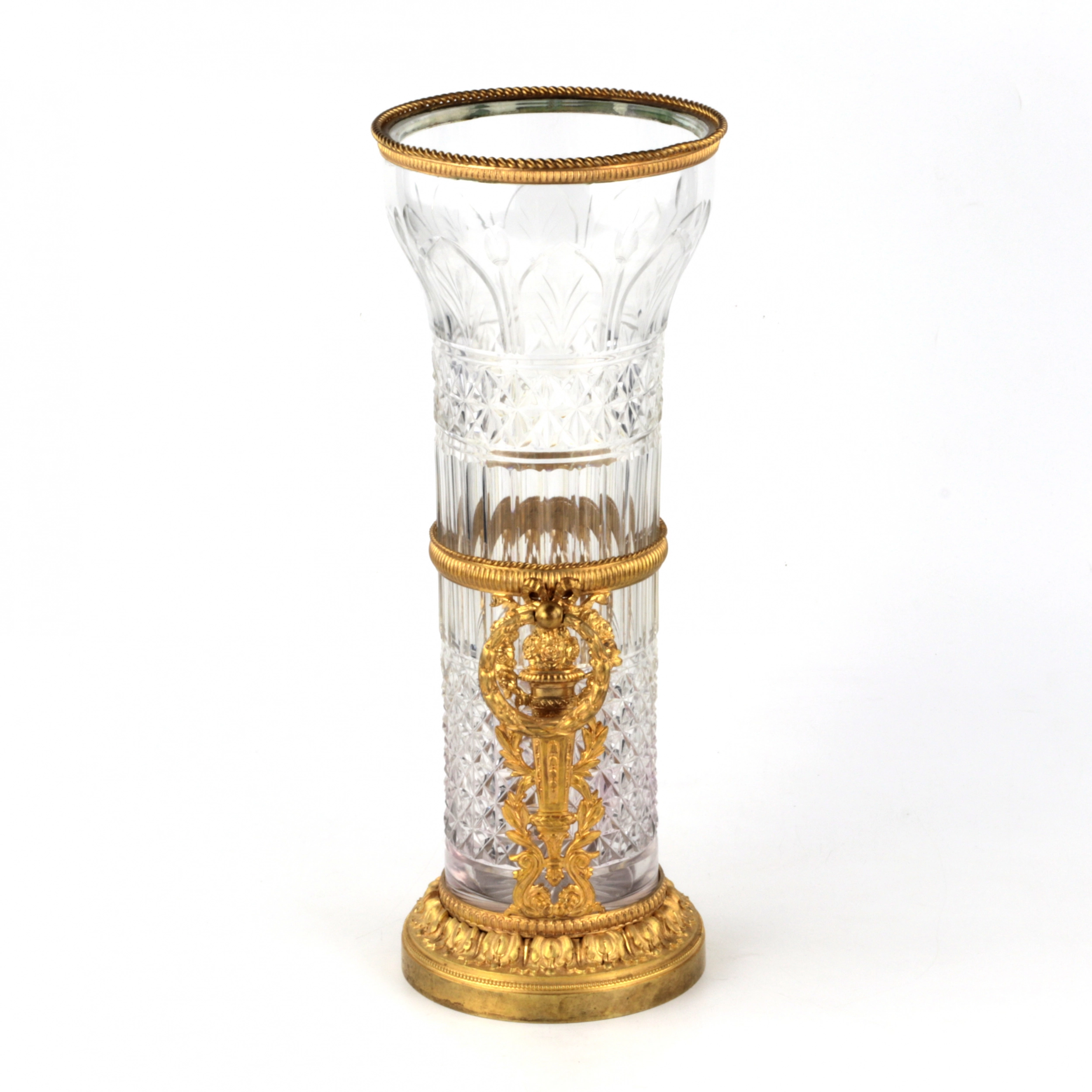 Vase en cristal en bronze dore. 