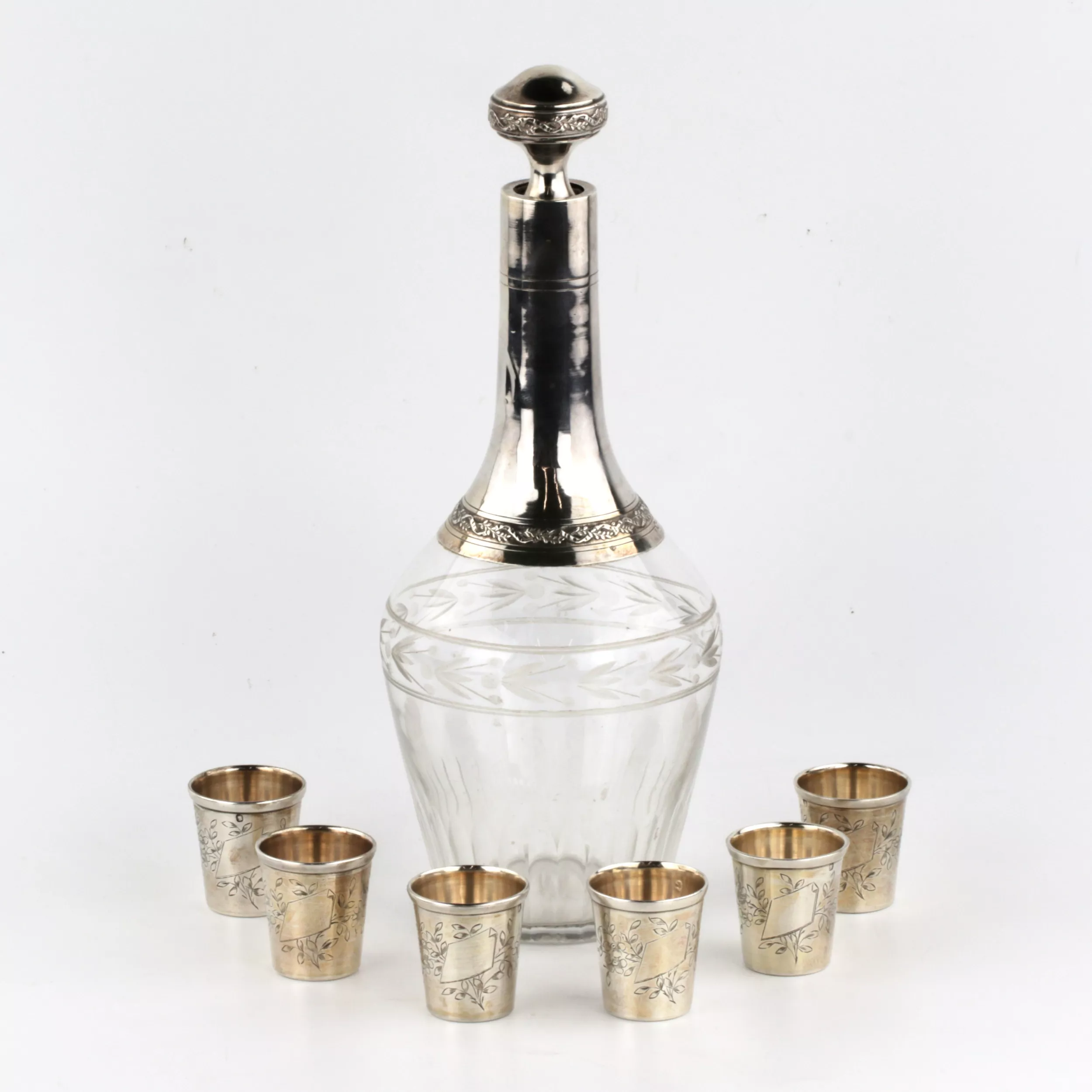 Un ensemble de verres avec une carafe. 1900