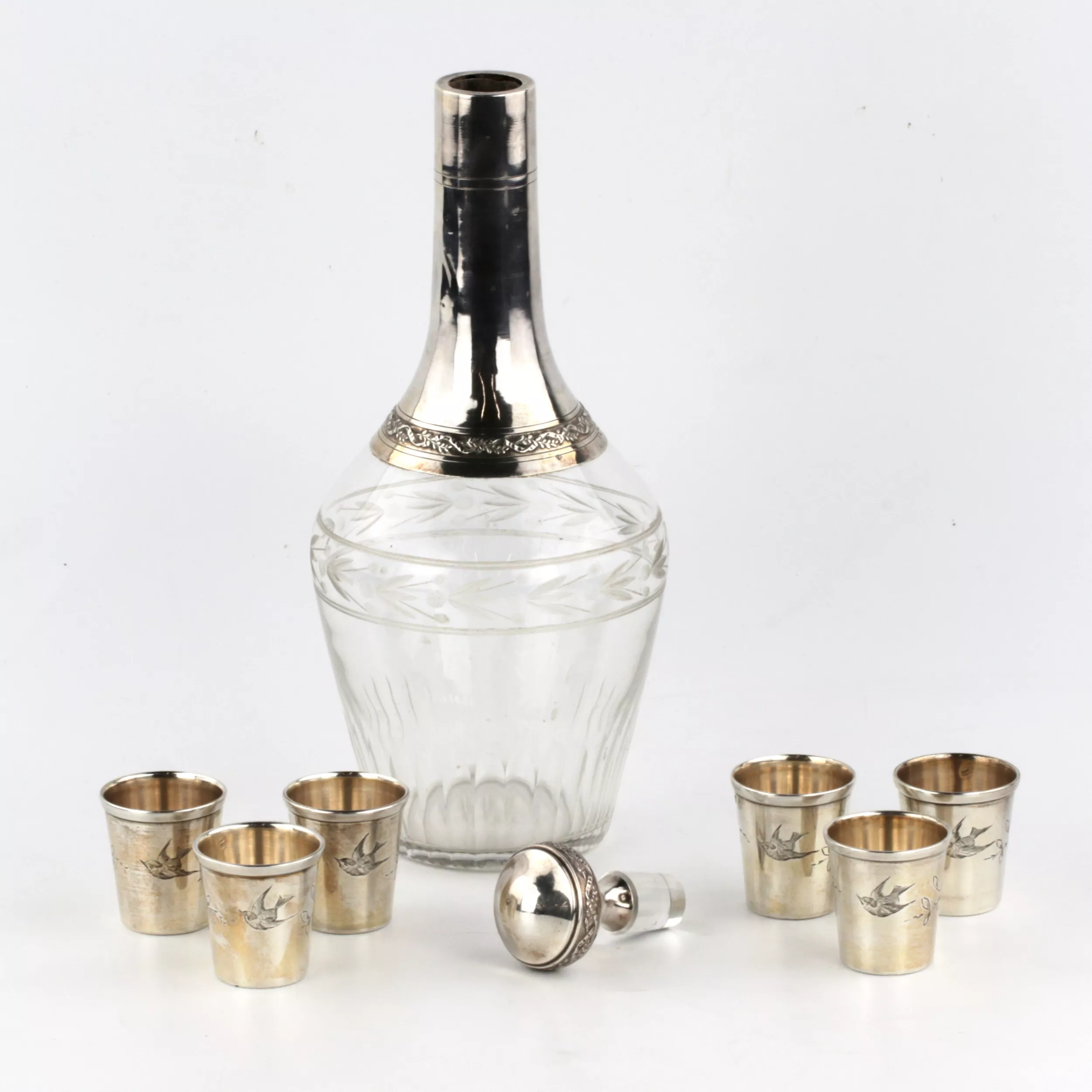 Un ensemble de verres avec une carafe. 1900