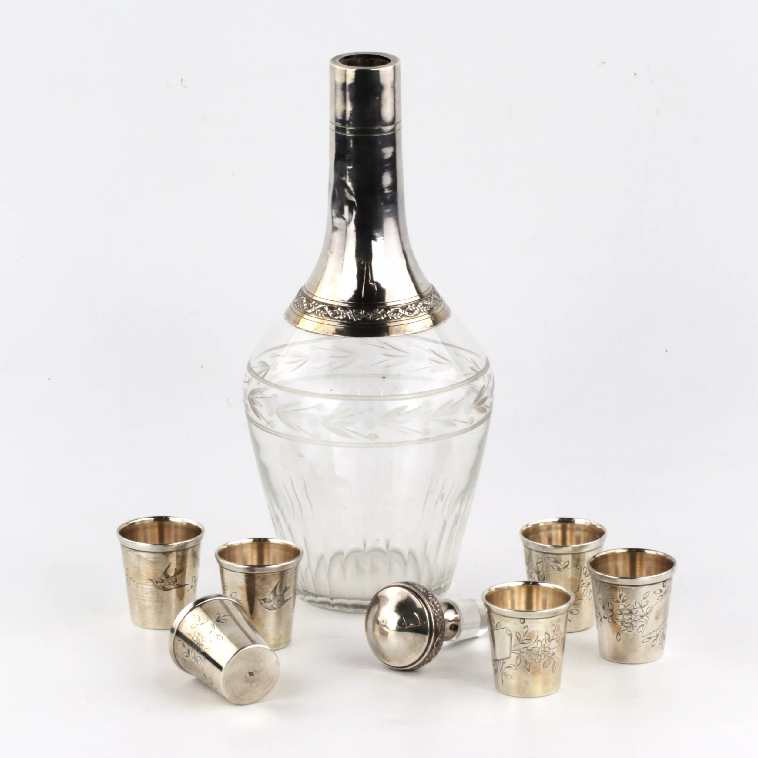 Un ensemble de verres avec une carafe. 1900