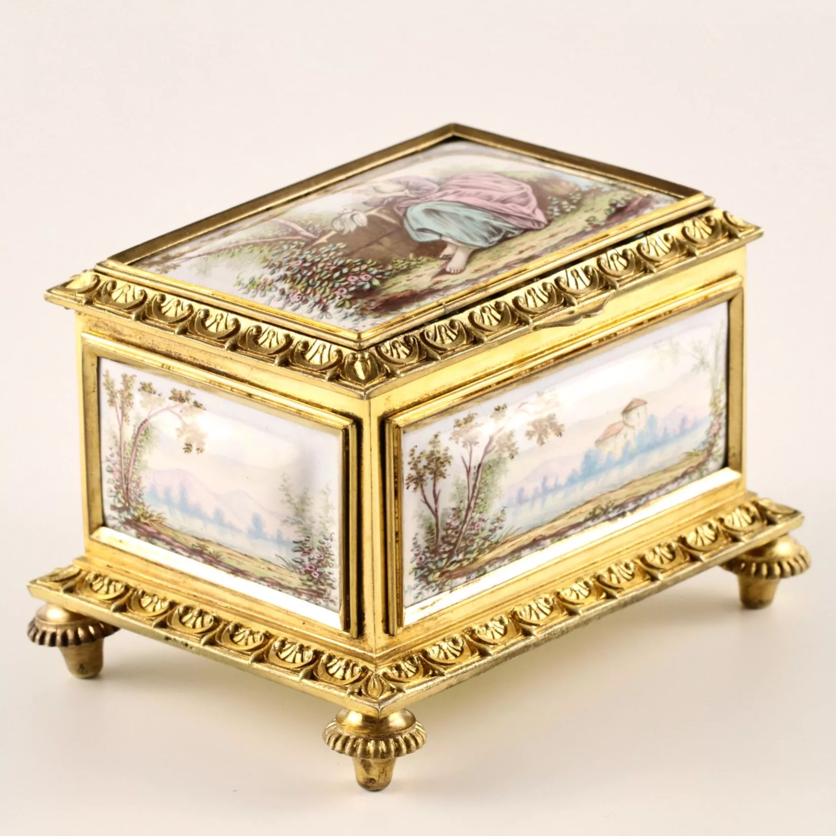 Boîte doree pour lettres