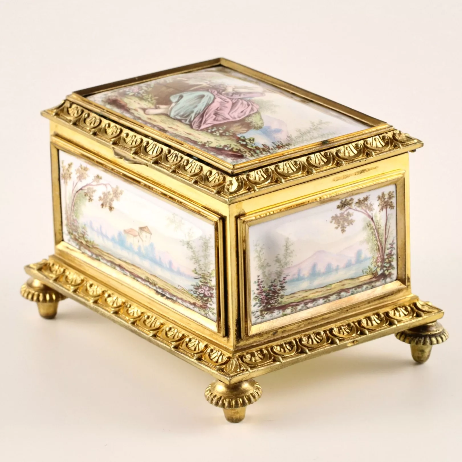 Boîte doree pour lettres