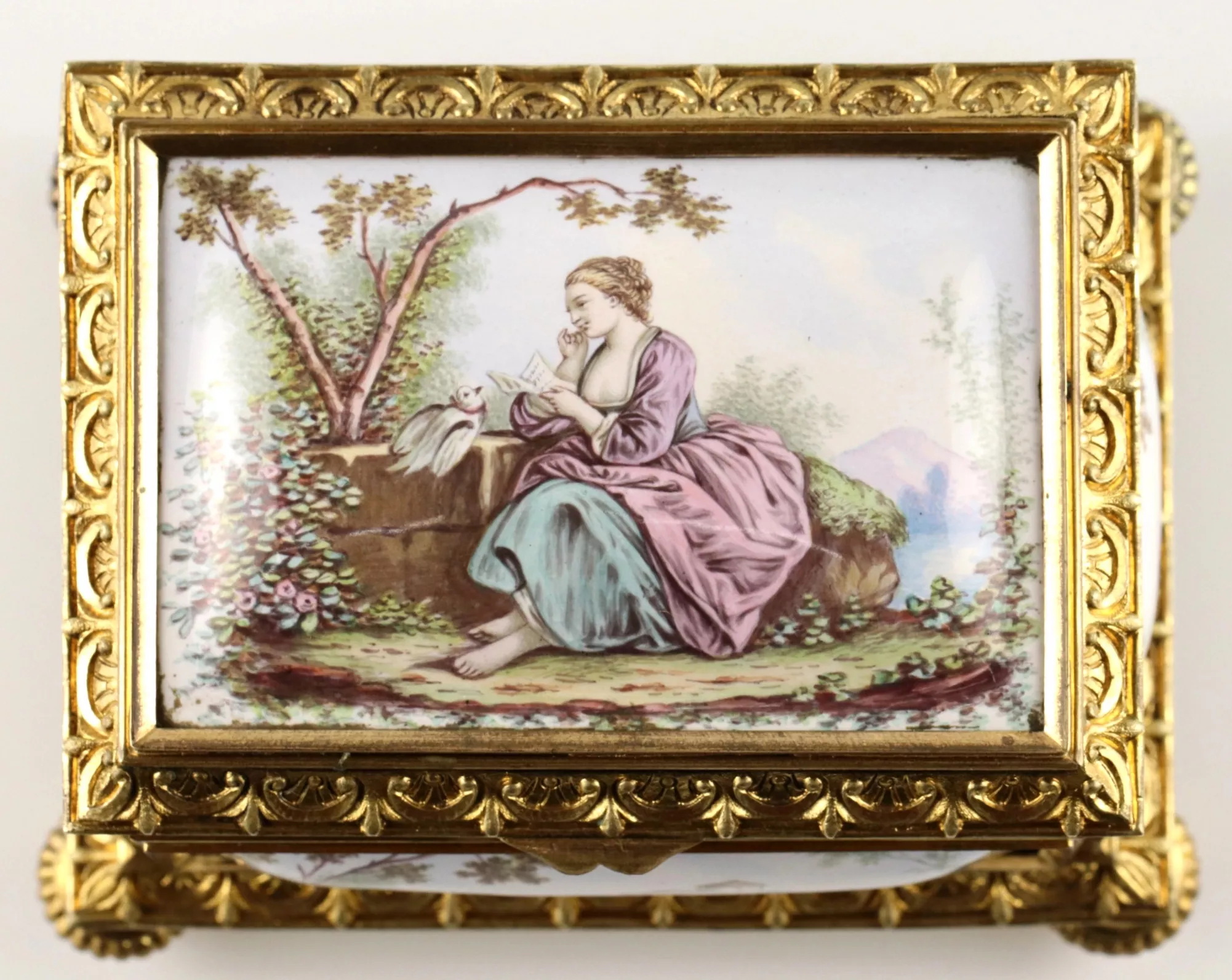 Boîte doree pour lettres