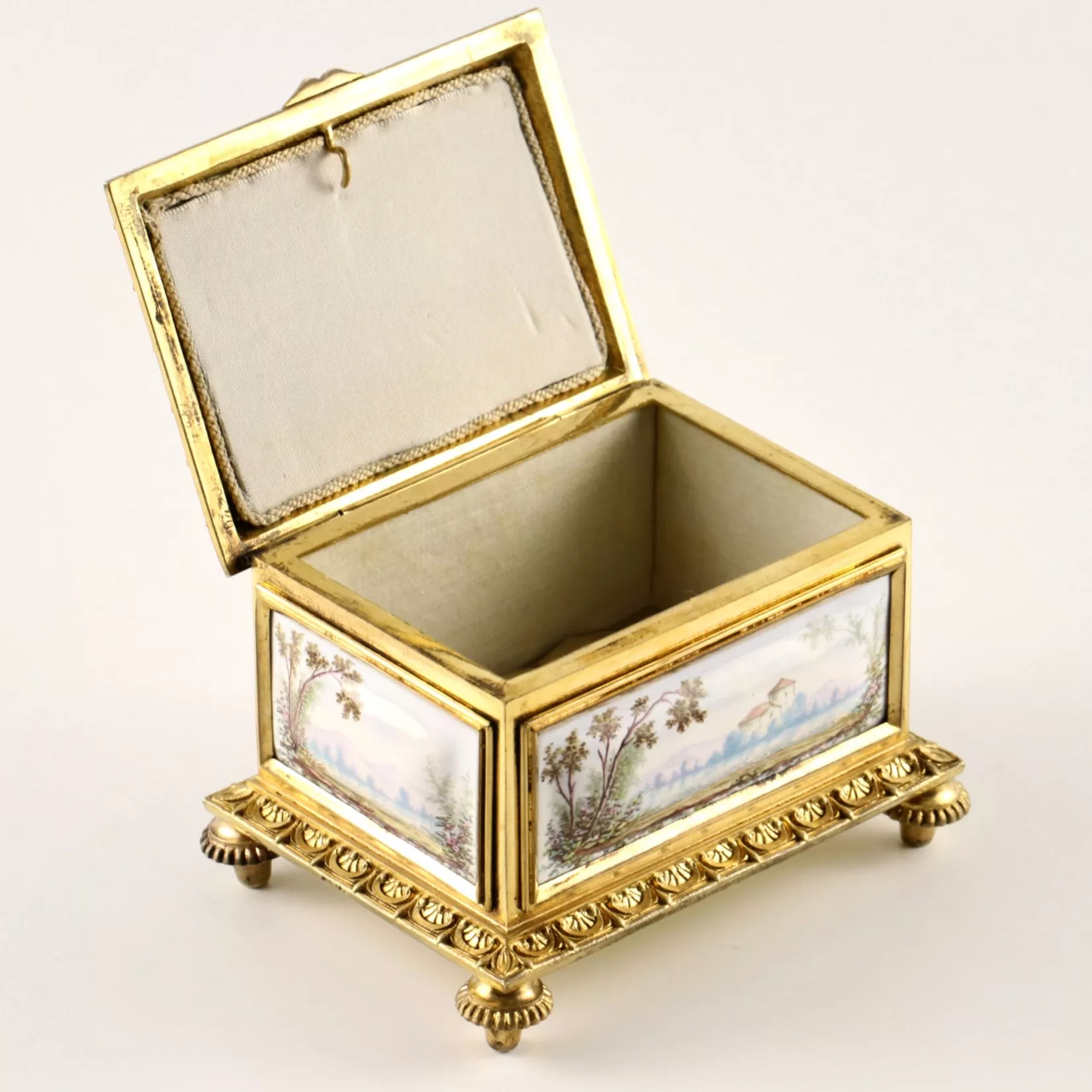Boîte doree pour lettres