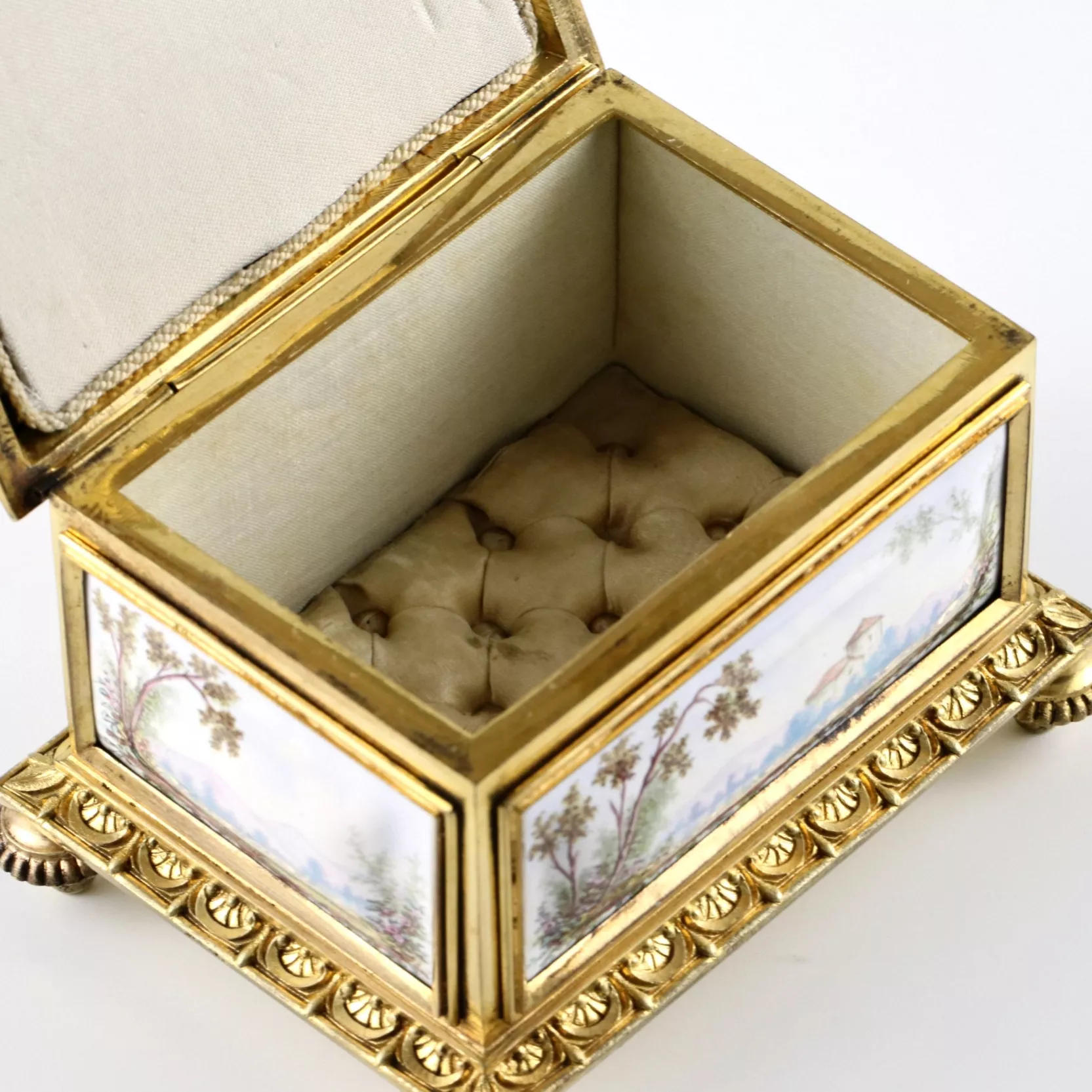 Boîte doree pour lettres