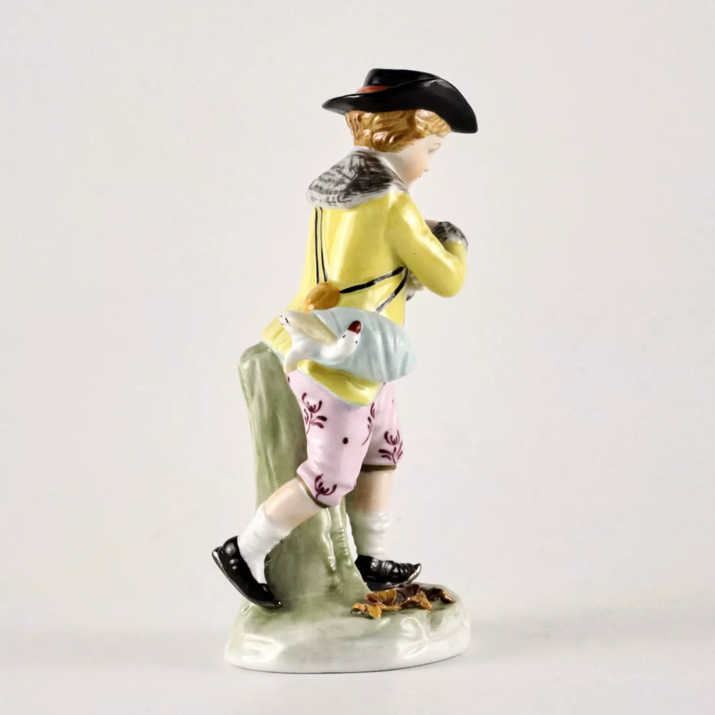 Figurine en porcelaine - allegorie de lhiver. SITZENDORF. 