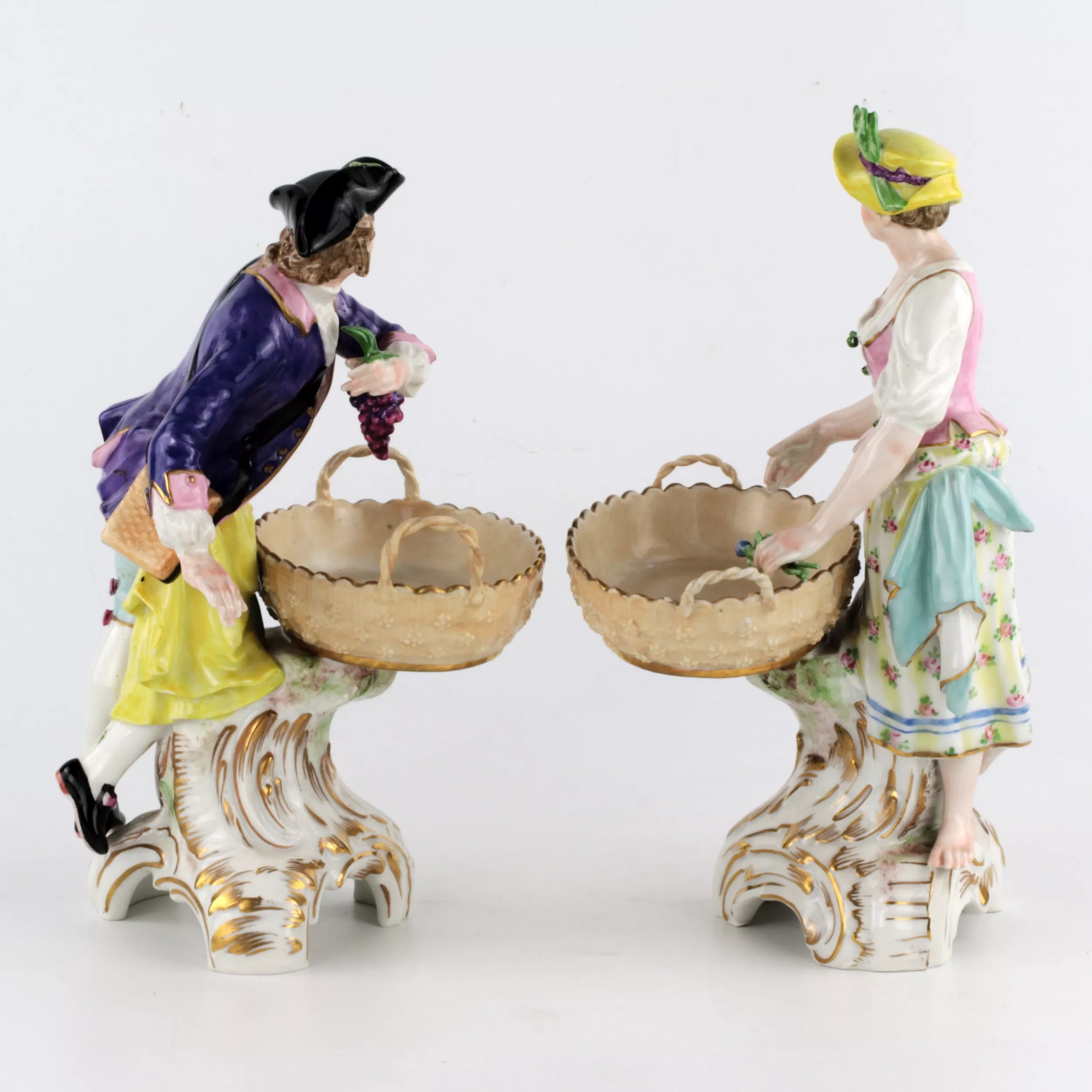 Une paire de bols à bonbons en porcelaine KPM. 