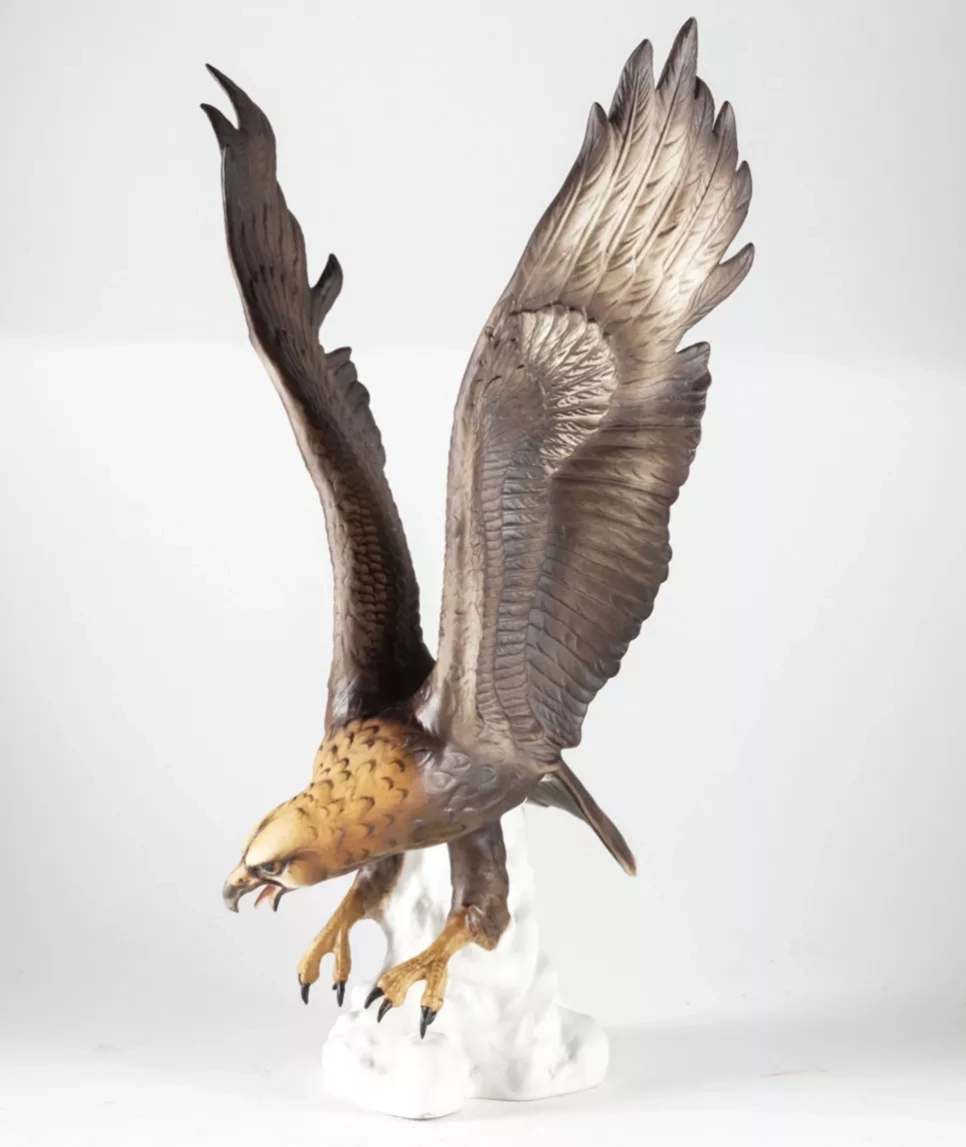 Figurine en porcelaine Aigle. Royal Dux.