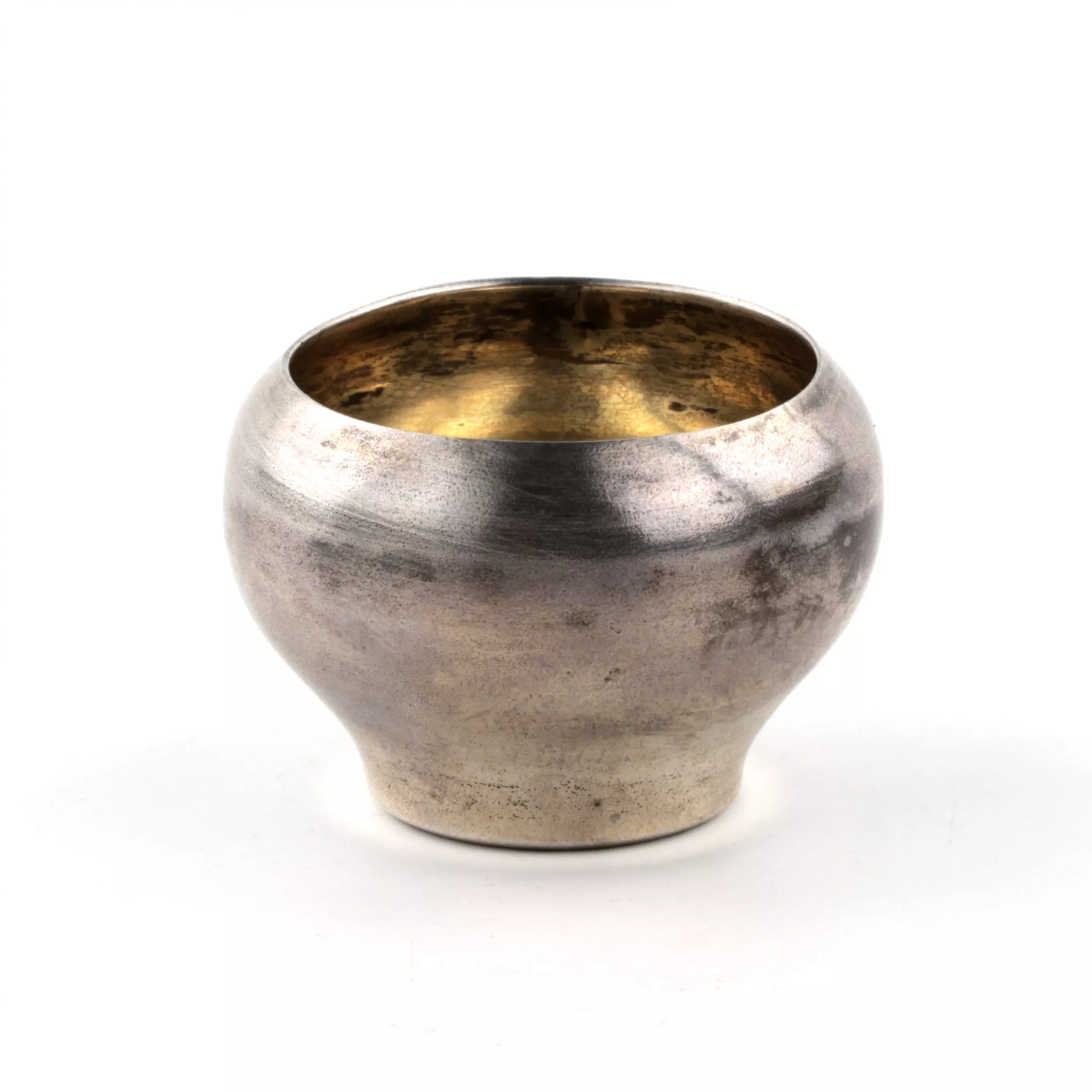SALIÈRE RUSSE EN ARGENT EN FORME DE PETIT POT EN FONTE. SAINT-PÉTERSBOURG, 1896–1903