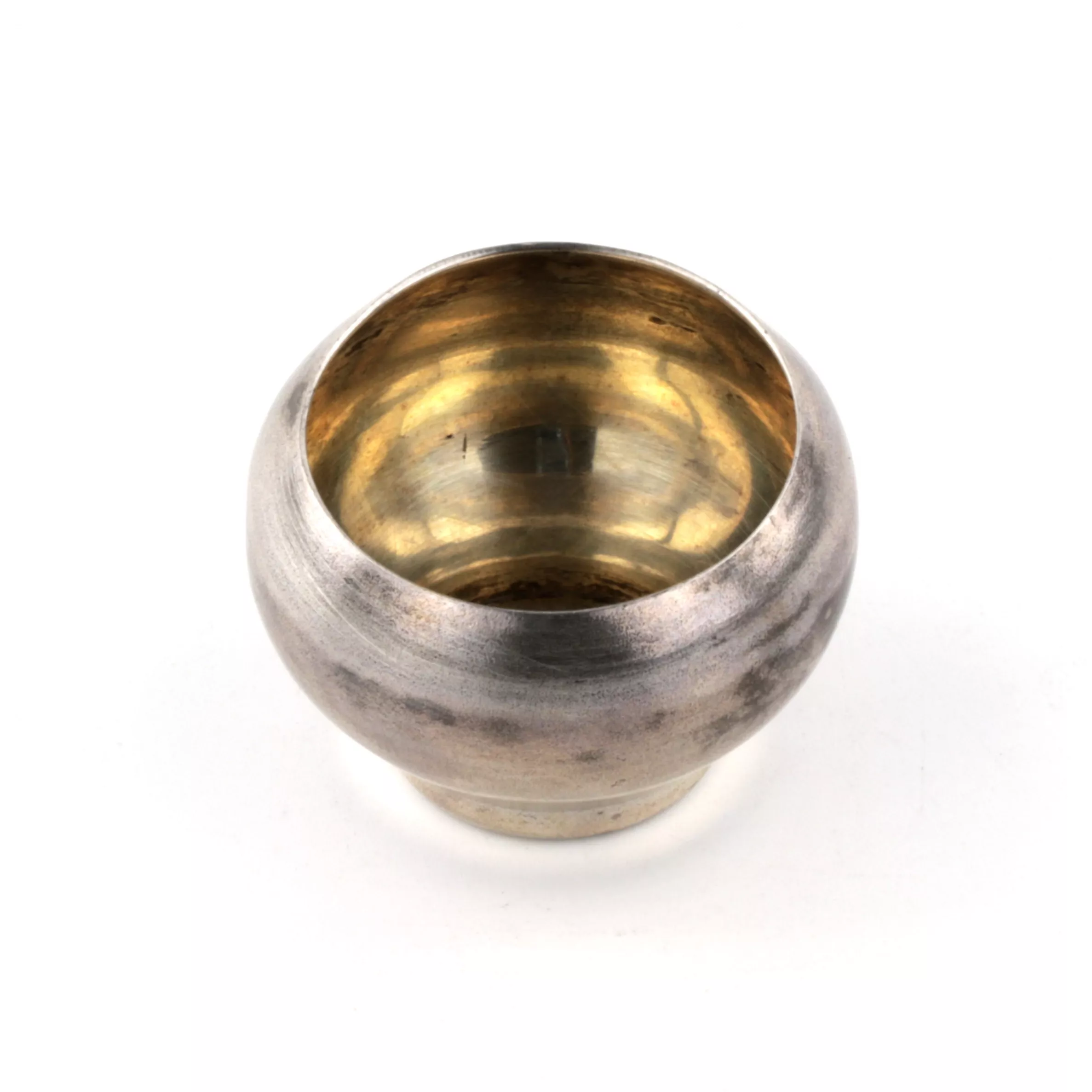 SALIÈRE RUSSE EN ARGENT EN FORME DE PETIT POT EN FONTE. SAINT-PÉTERSBOURG, 1896–1903