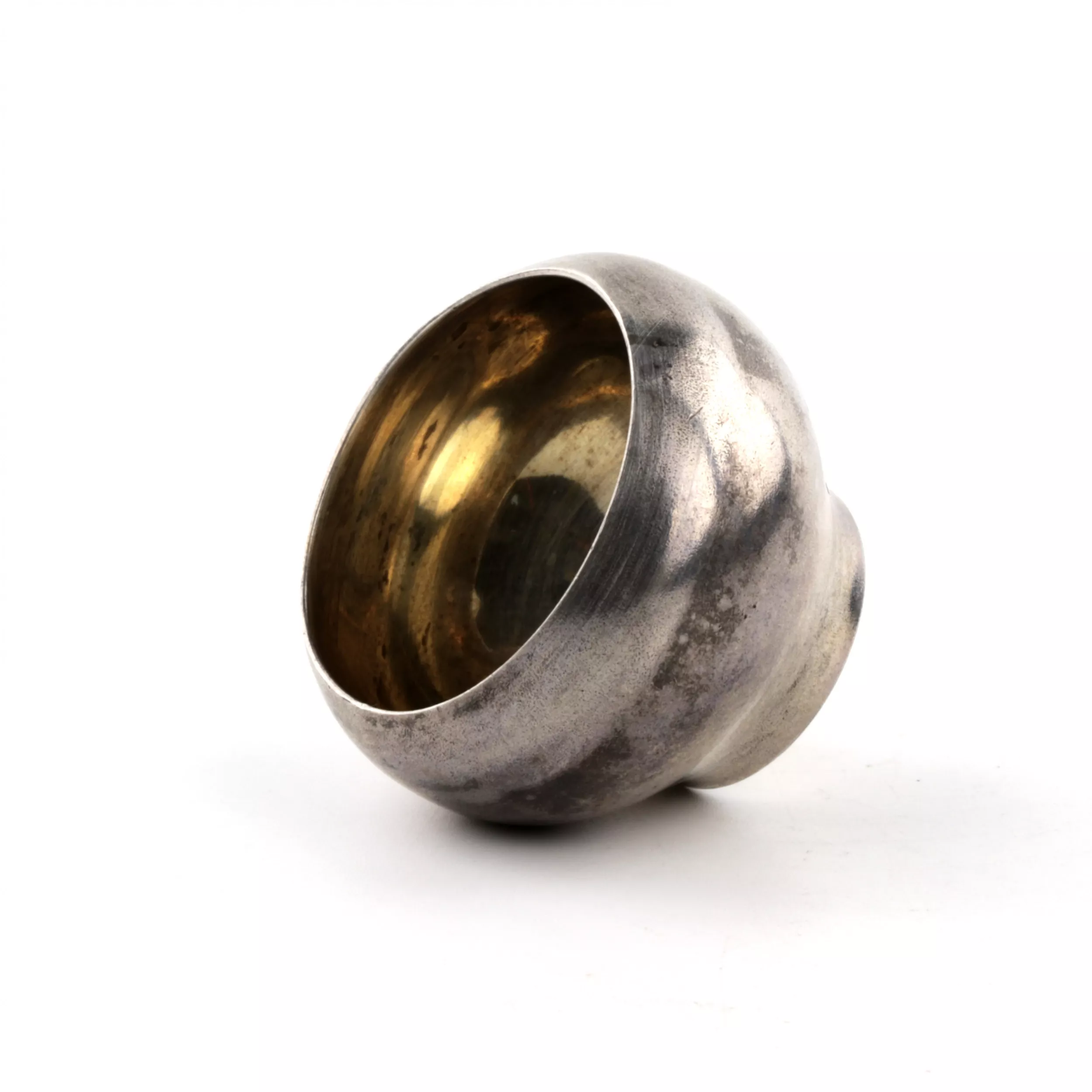 SALIÈRE RUSSE EN ARGENT EN FORME DE PETIT POT EN FONTE. SAINT-PÉTERSBOURG, 1896–1903