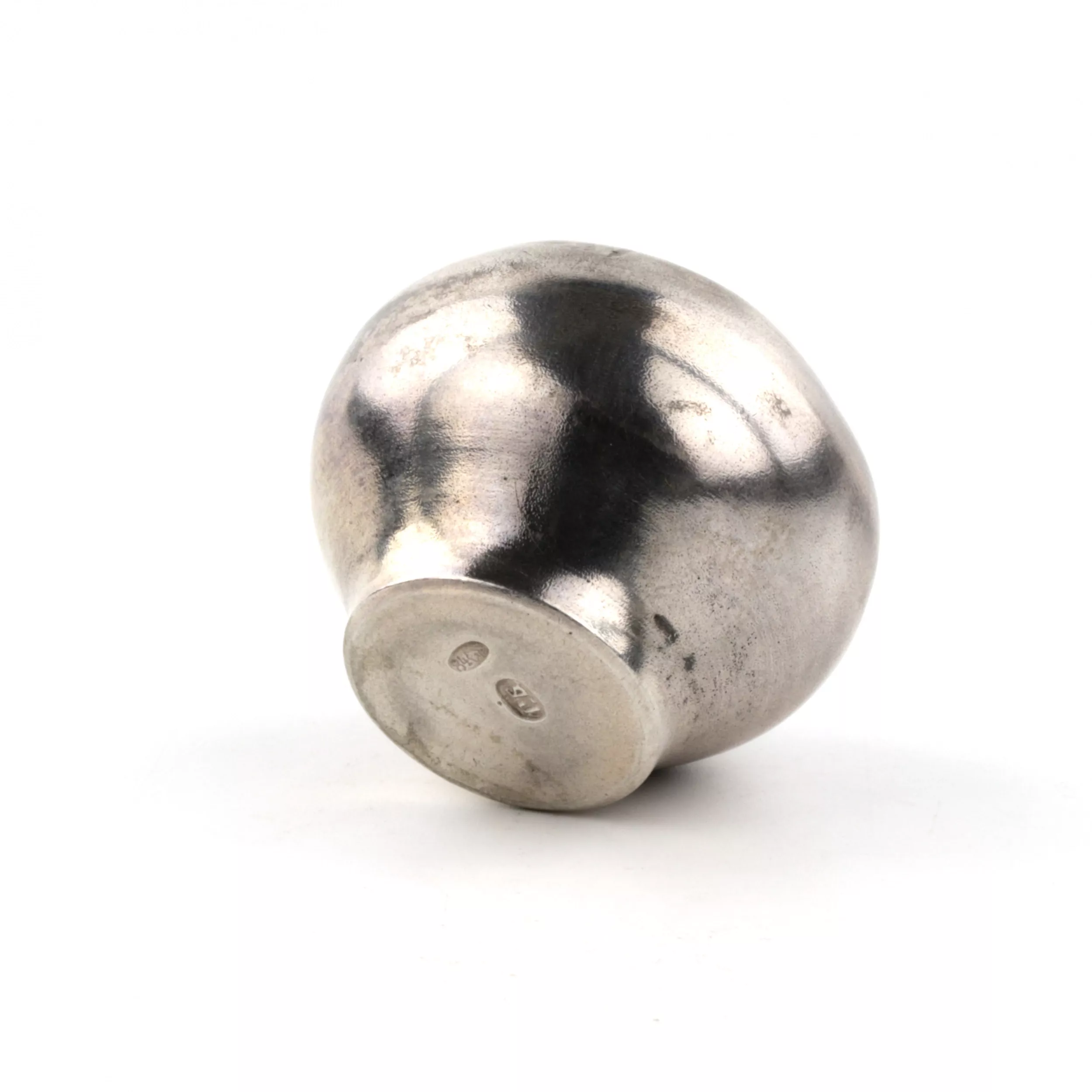 SALIÈRE RUSSE EN ARGENT EN FORME DE PETIT POT EN FONTE. SAINT-PÉTERSBOURG, 1896–1903