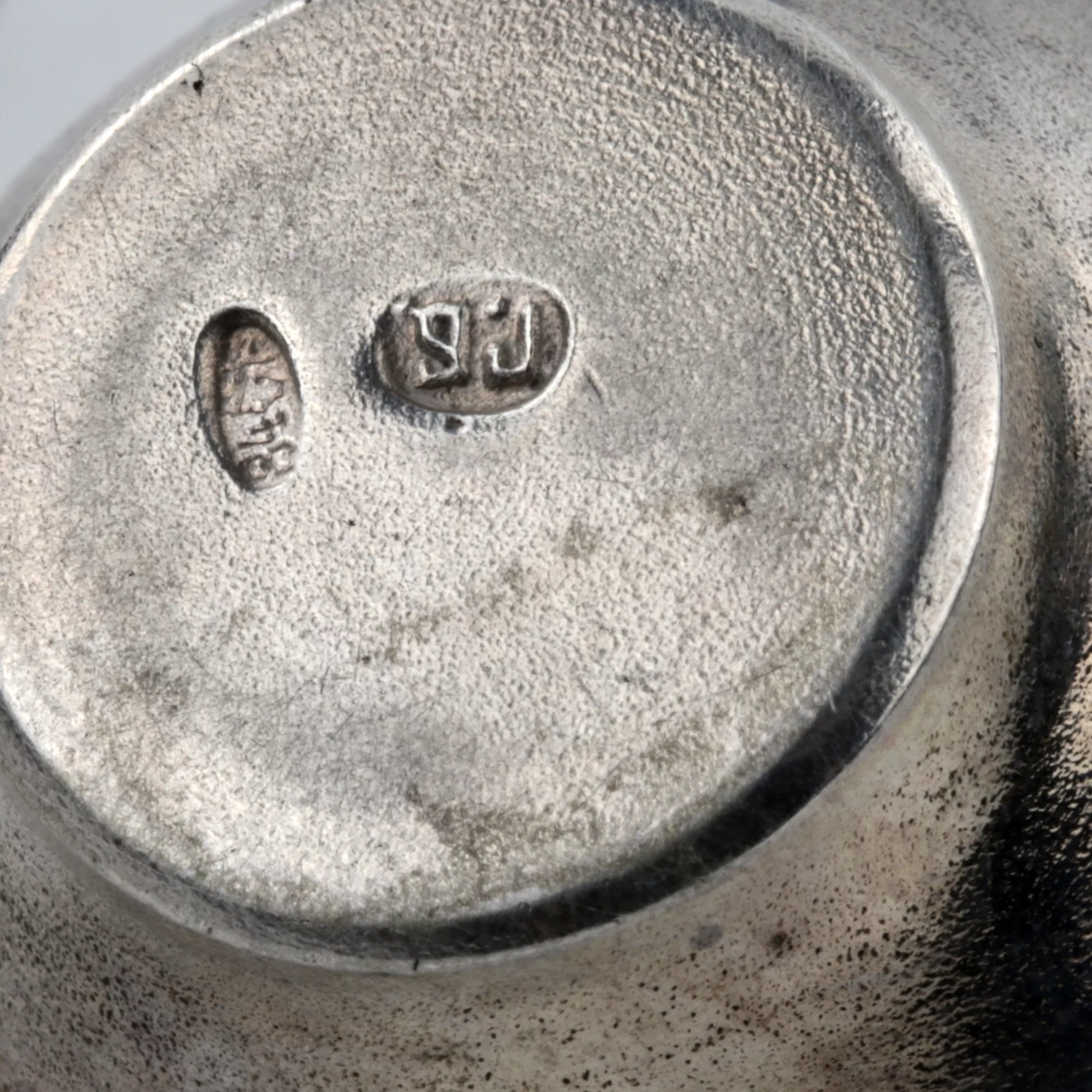 SALIÈRE RUSSE EN ARGENT EN FORME DE PETIT POT EN FONTE. SAINT-PÉTERSBOURG, 1896–1903