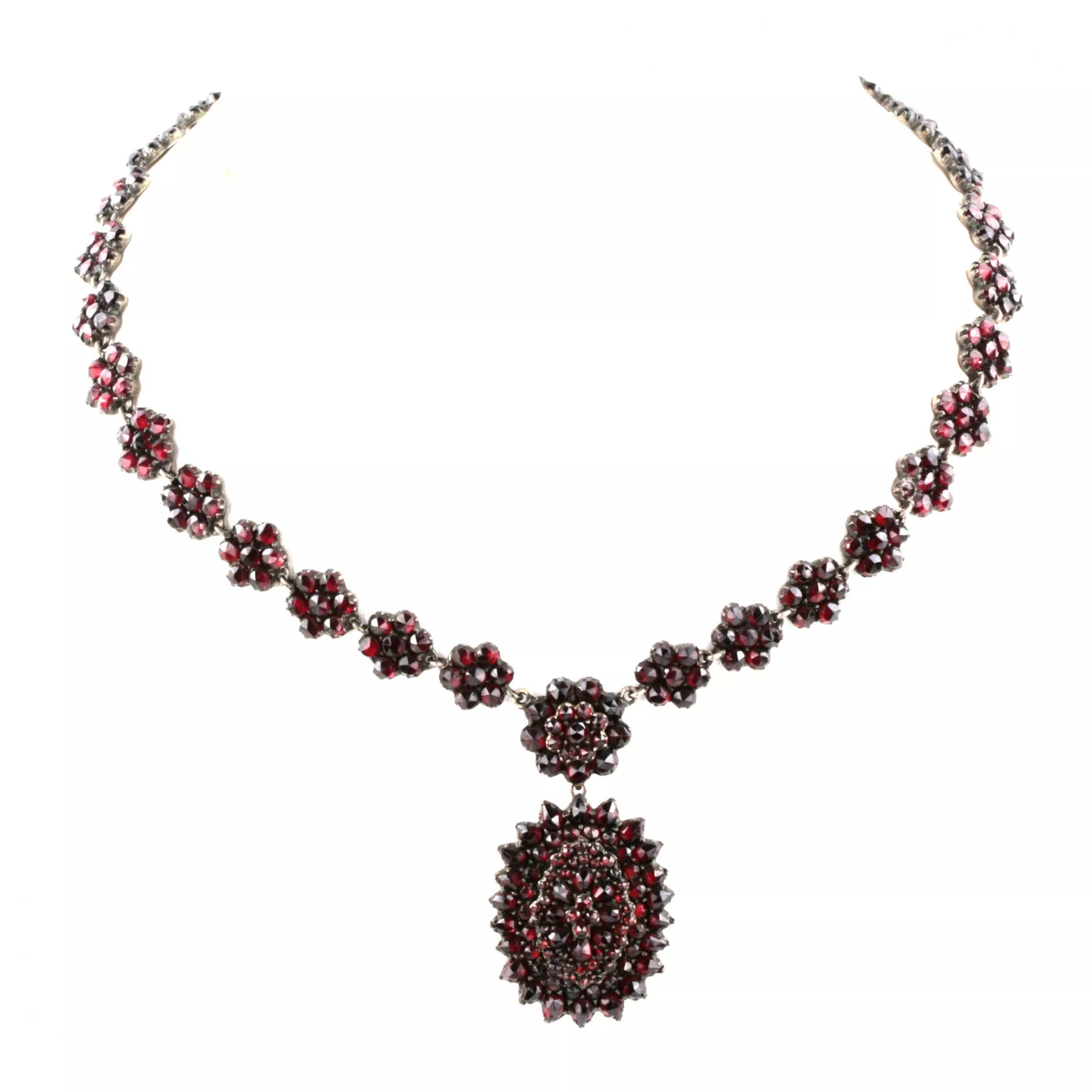 Collier avec grenats sur argent. Europe 19ème siècle. 
