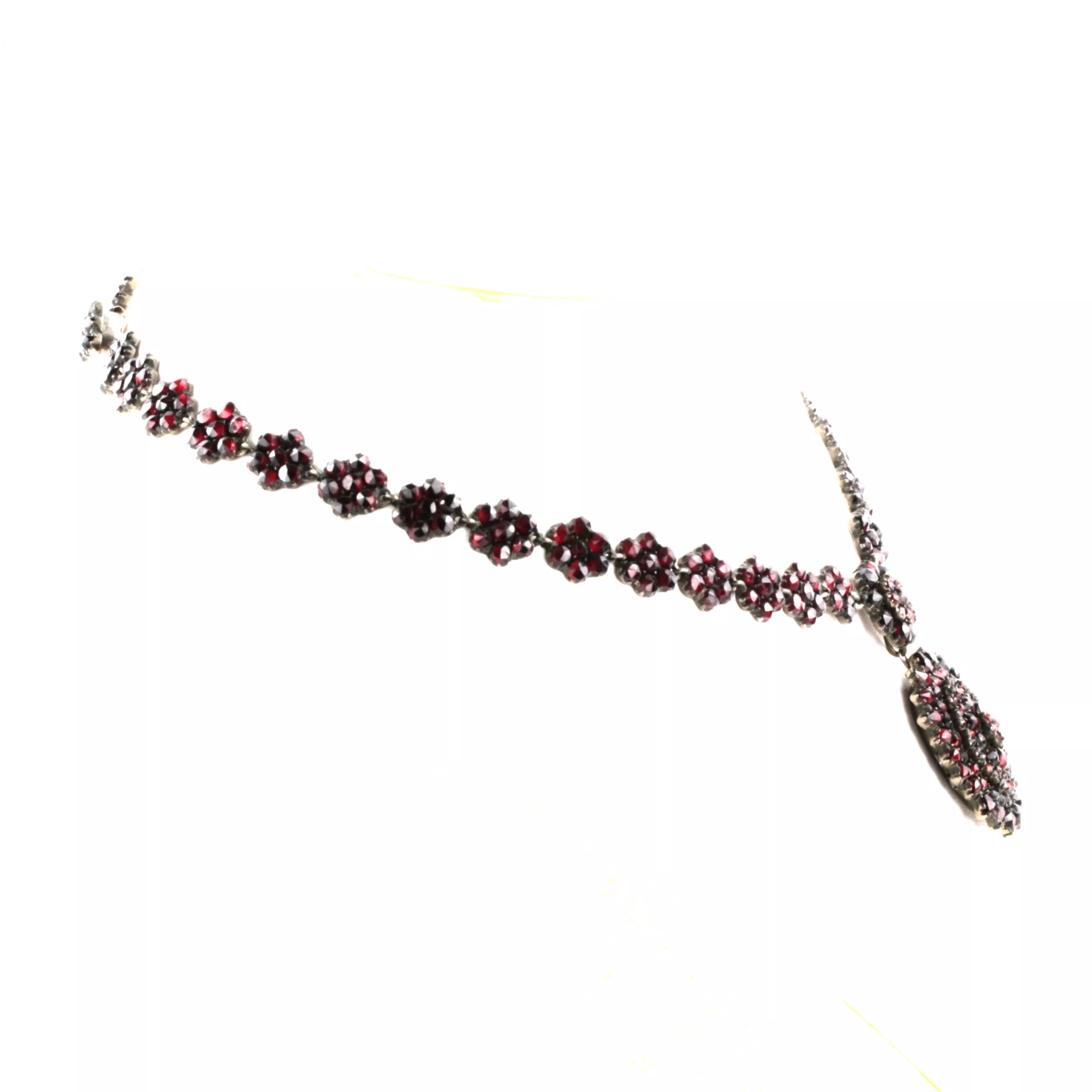 Collier avec grenats sur argent. Europe 19ème siècle. 