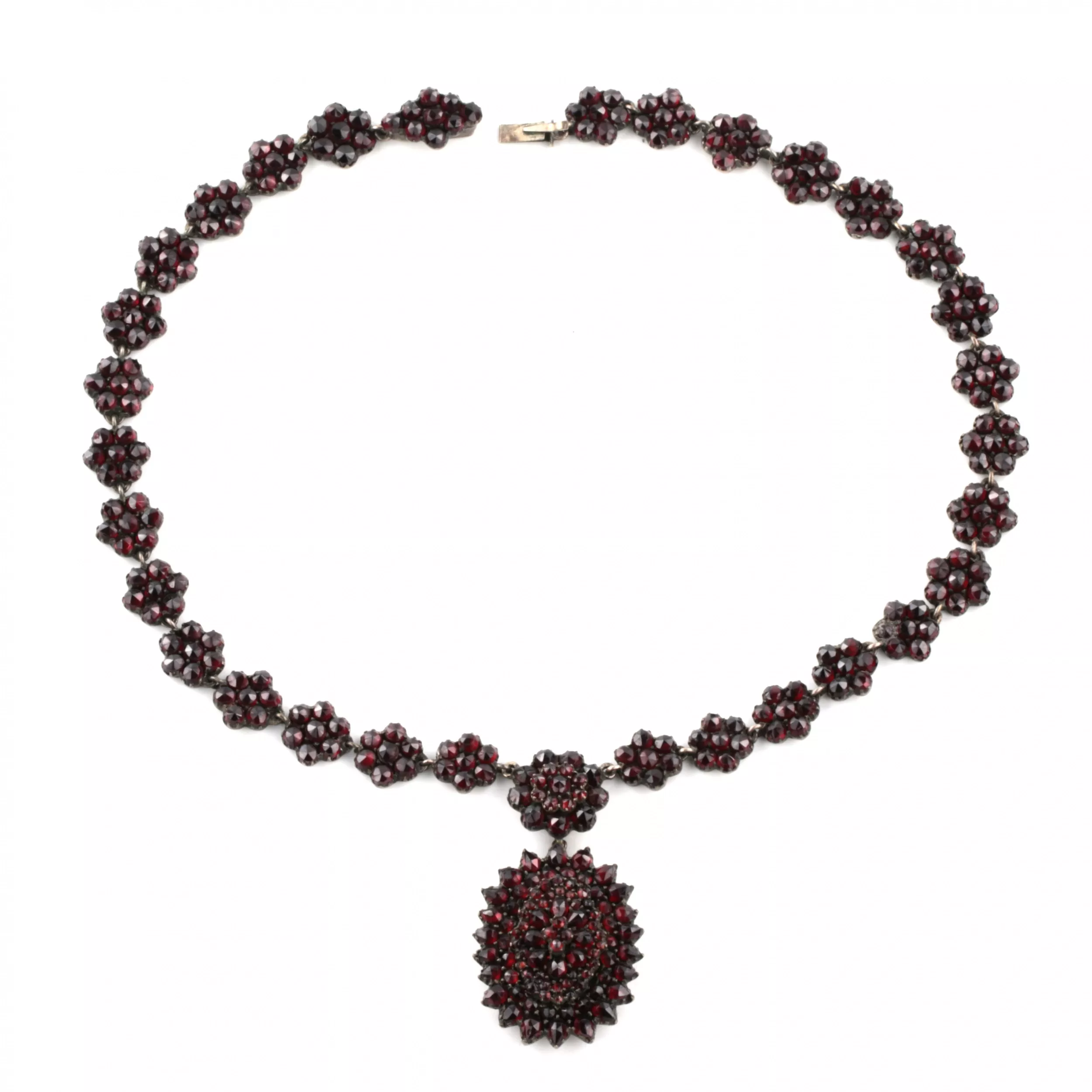 Collier avec grenats sur argent. Europe 19ème siècle. 