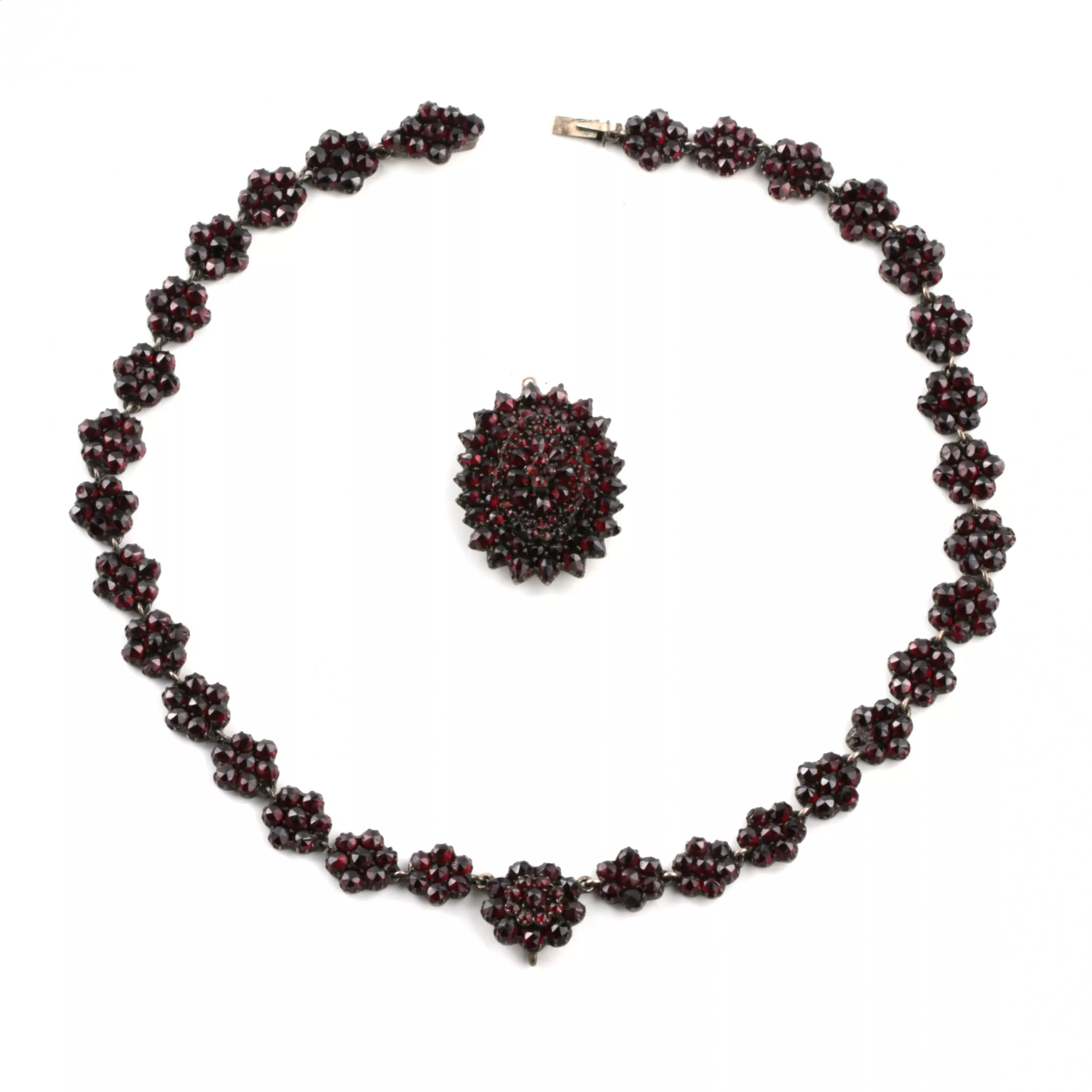 Collier avec grenats sur argent. Europe 19ème siècle. 
