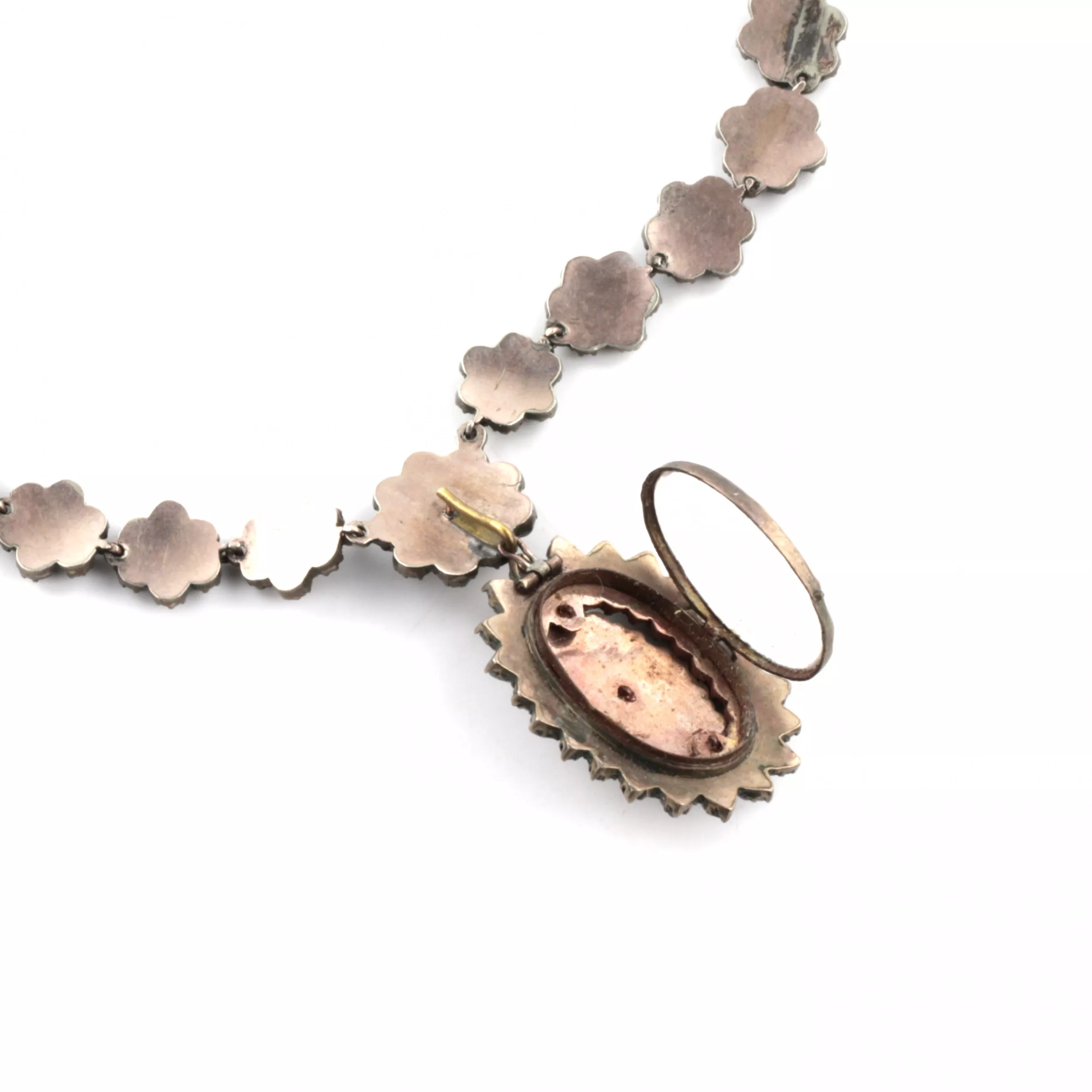 Collier avec grenats sur argent. Europe 19ème siècle. 