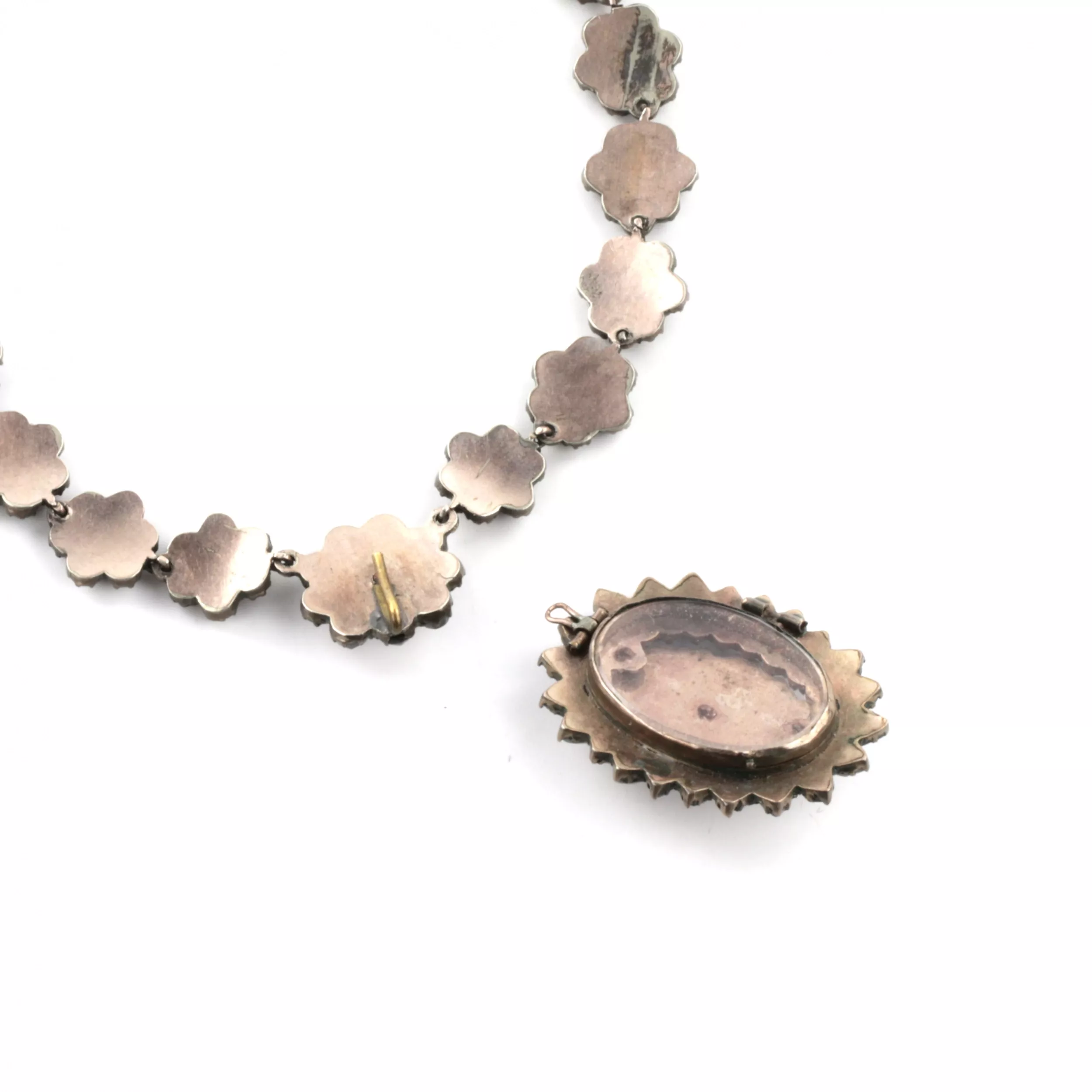 Collier avec grenats sur argent. Europe 19ème siècle. 