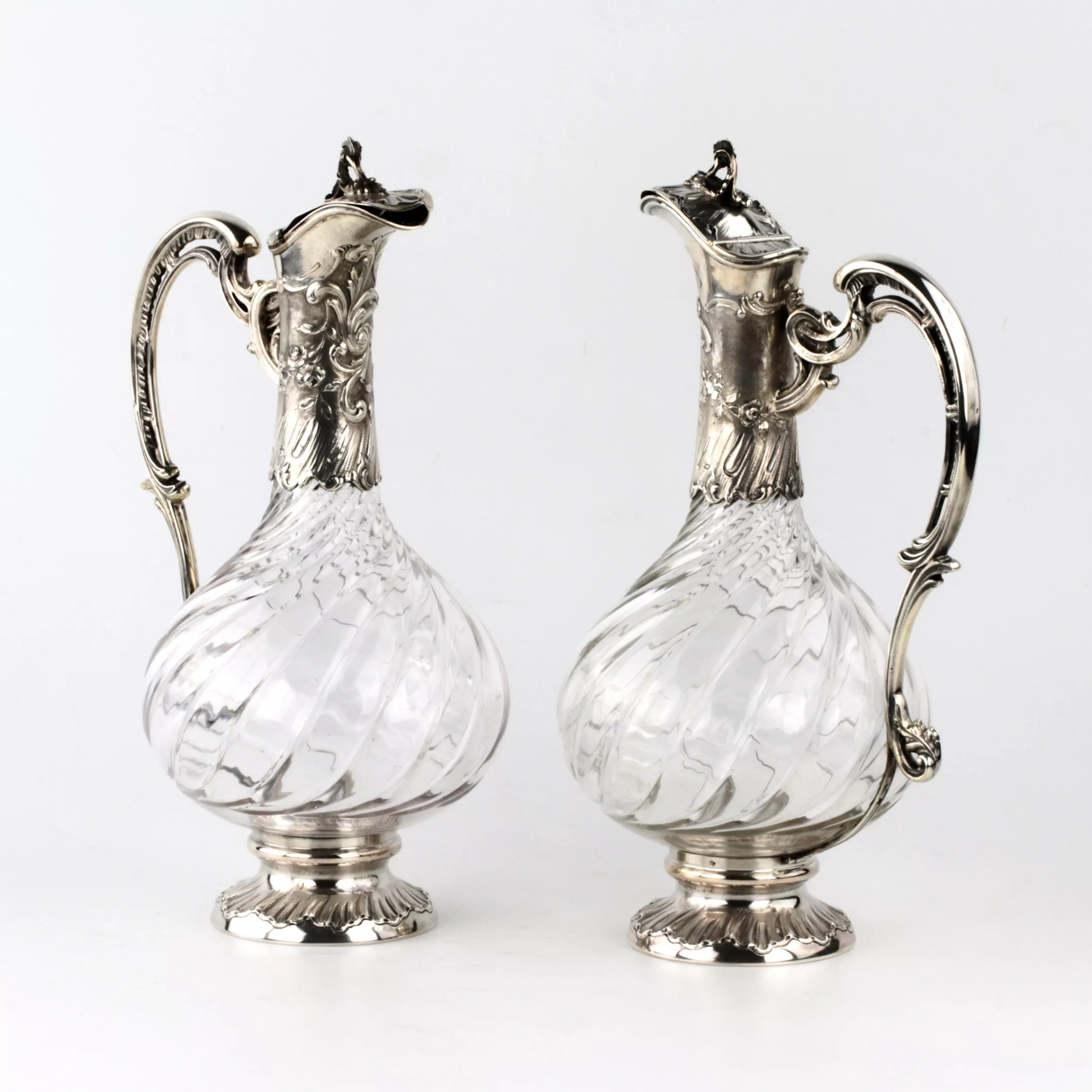 Paire de pichets à vin en argent de la fin du XIXe siècle. 