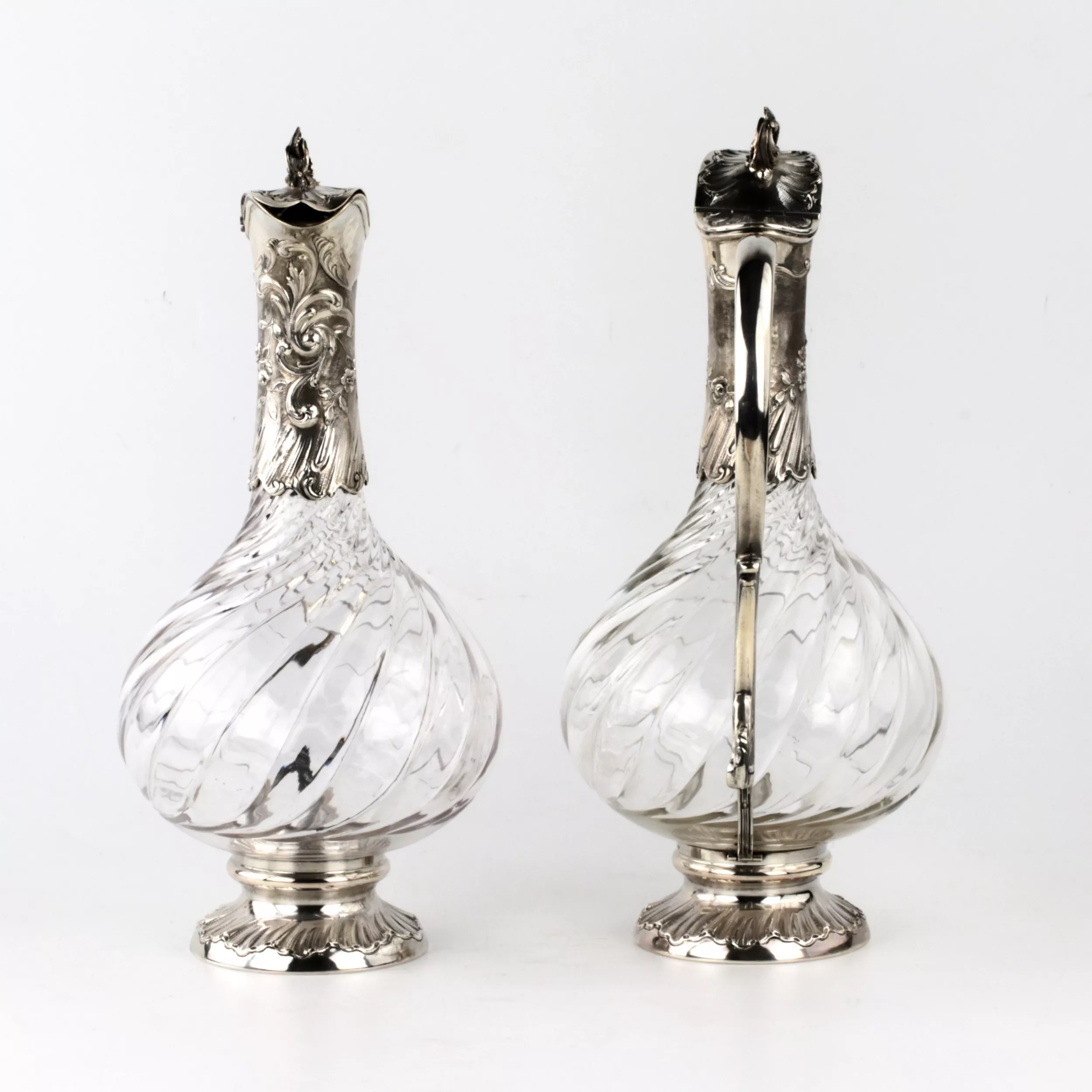 Paire de pichets à vin en argent de la fin du XIXe siècle. 