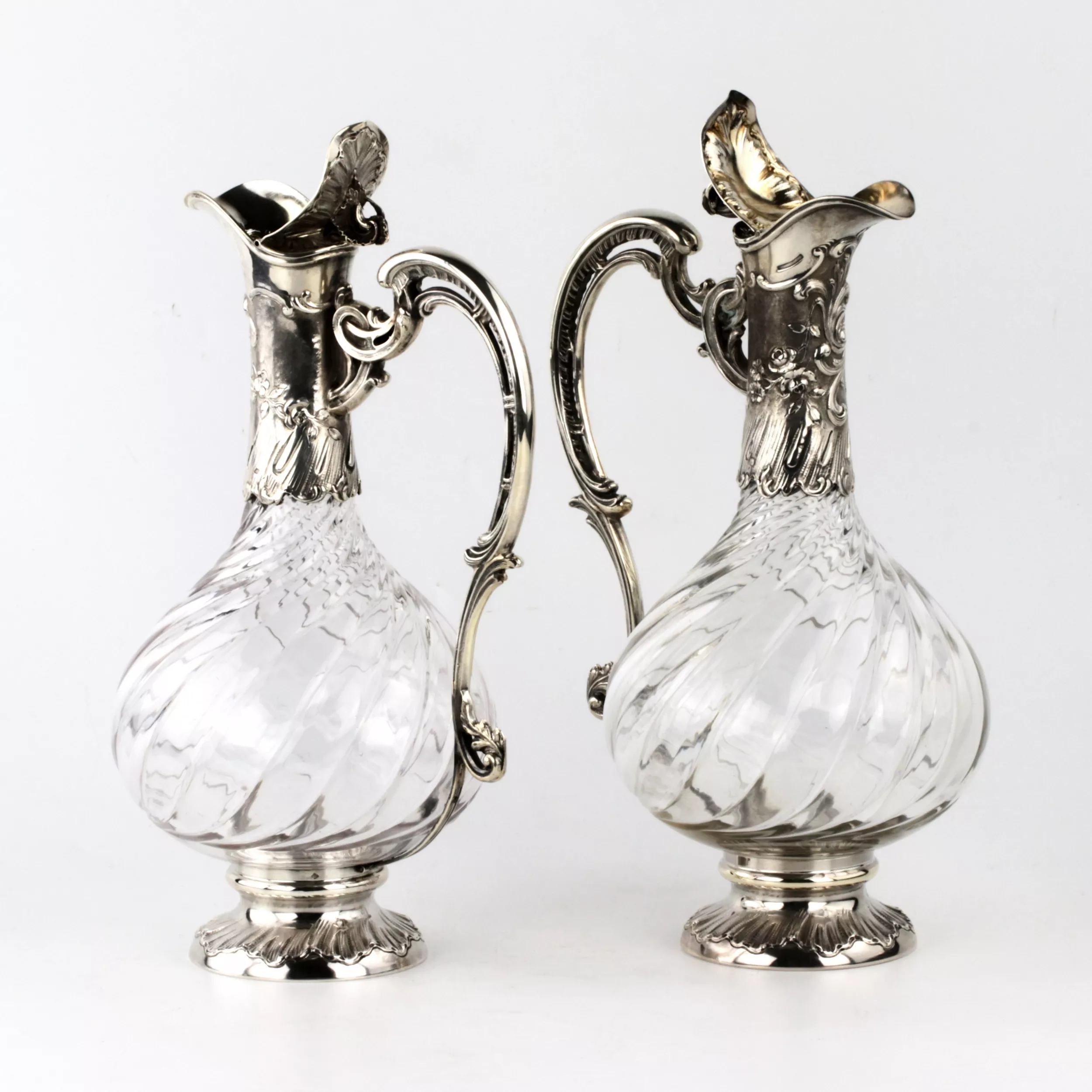 Paire de pichets à vin en argent de la fin du XIXe siècle. 