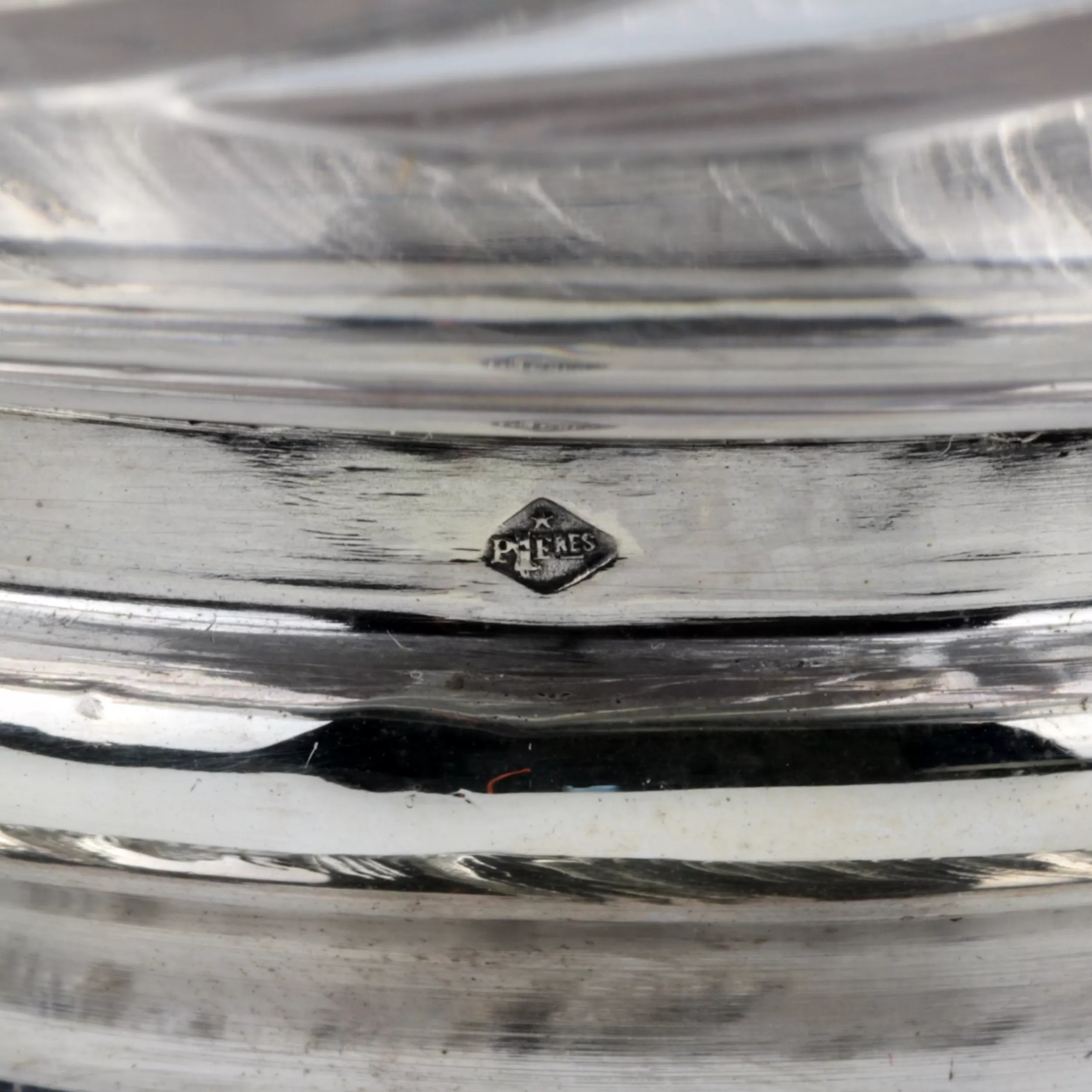 Paire de pichets à vin en argent de la fin du XIXe siècle. 