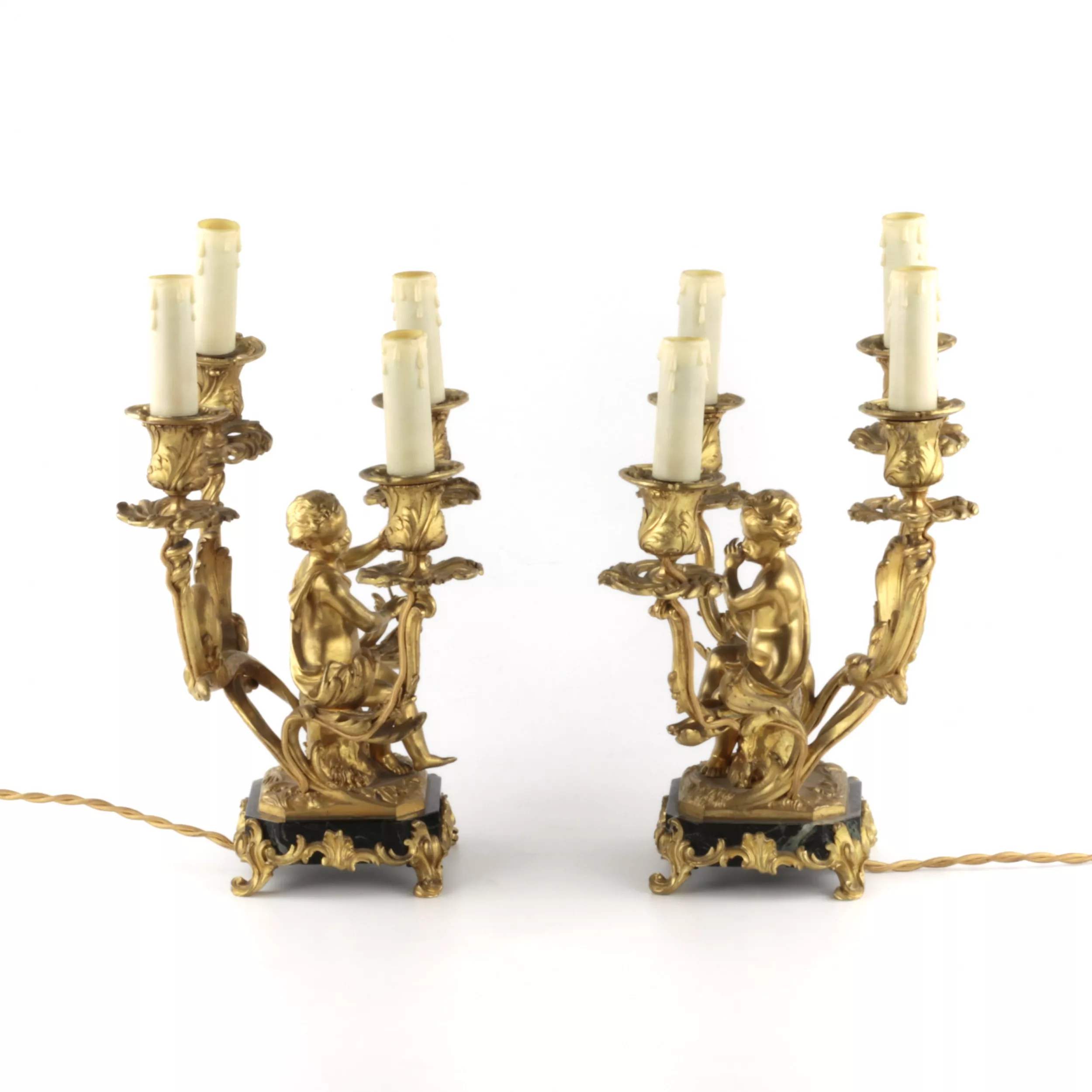 PAIRE DE CANDÉLABRES À QUATRE LUMIÈRES AUX PUTTI MUSICIENS. FRANCE, XIXE SIÈCLE