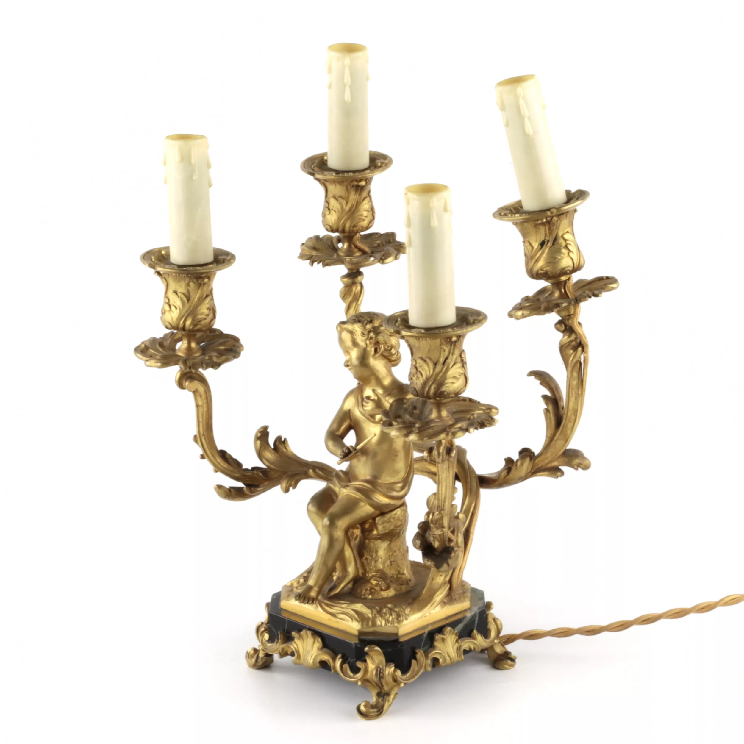 PAIRE DE CANDÉLABRES À QUATRE LUMIÈRES AUX PUTTI MUSICIENS. FRANCE, XIXE SIÈCLE