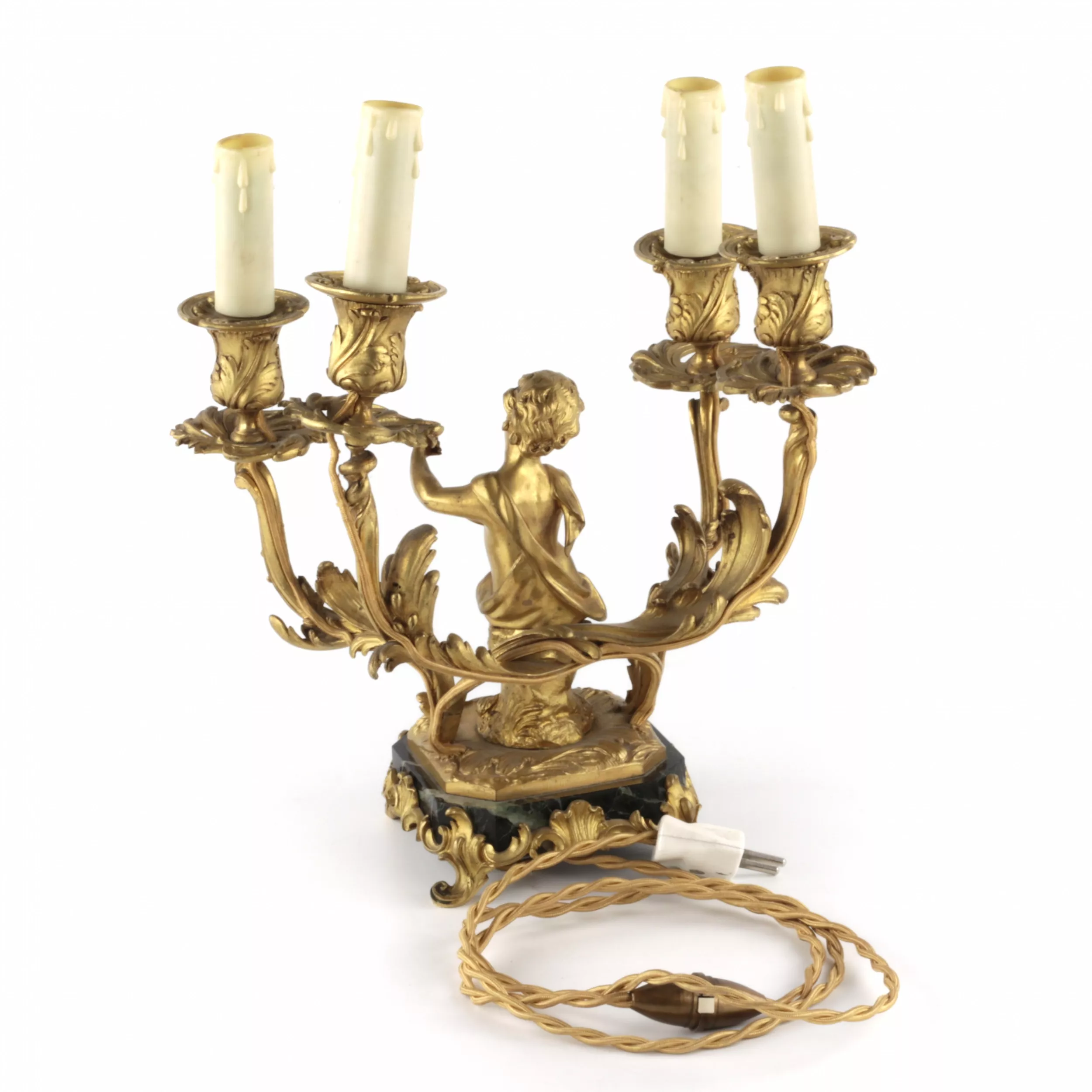 PAIRE DE CANDÉLABRES À QUATRE LUMIÈRES AUX PUTTI MUSICIENS. FRANCE, XIXE SIÈCLE