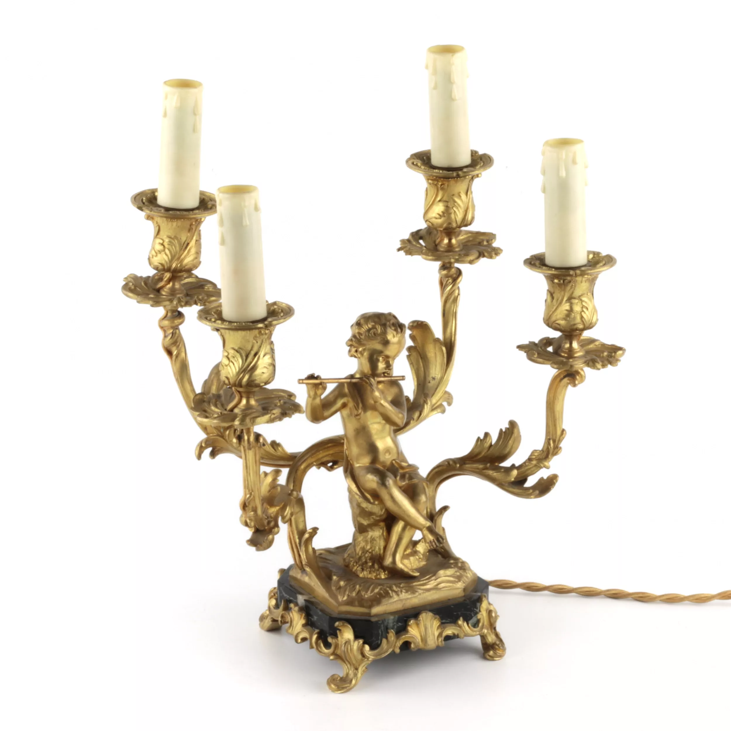 PAIRE DE CANDÉLABRES À QUATRE LUMIÈRES AUX PUTTI MUSICIENS. FRANCE, XIXE SIÈCLE