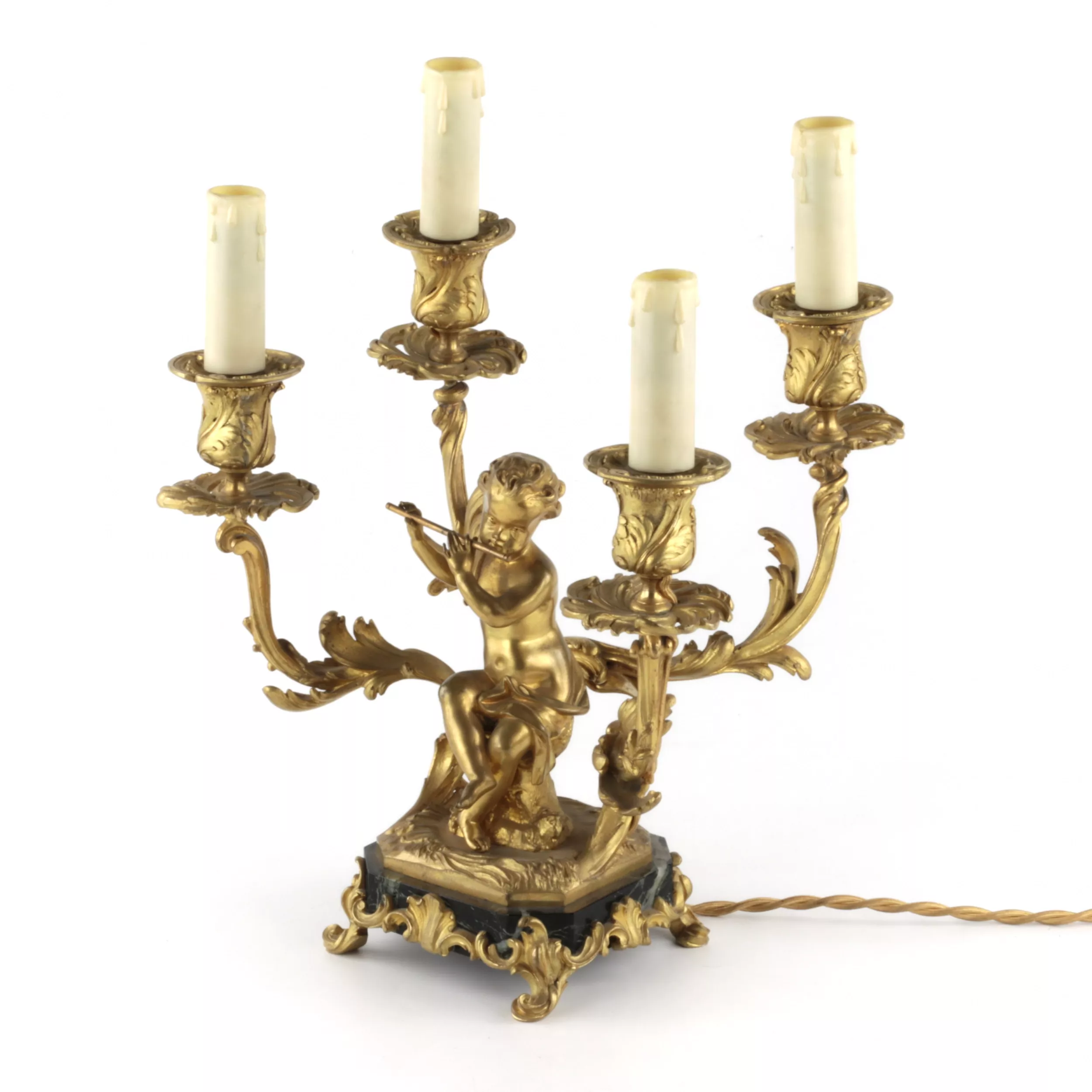 PAIRE DE CANDÉLABRES À QUATRE LUMIÈRES AUX PUTTI MUSICIENS. FRANCE, XIXE SIÈCLE