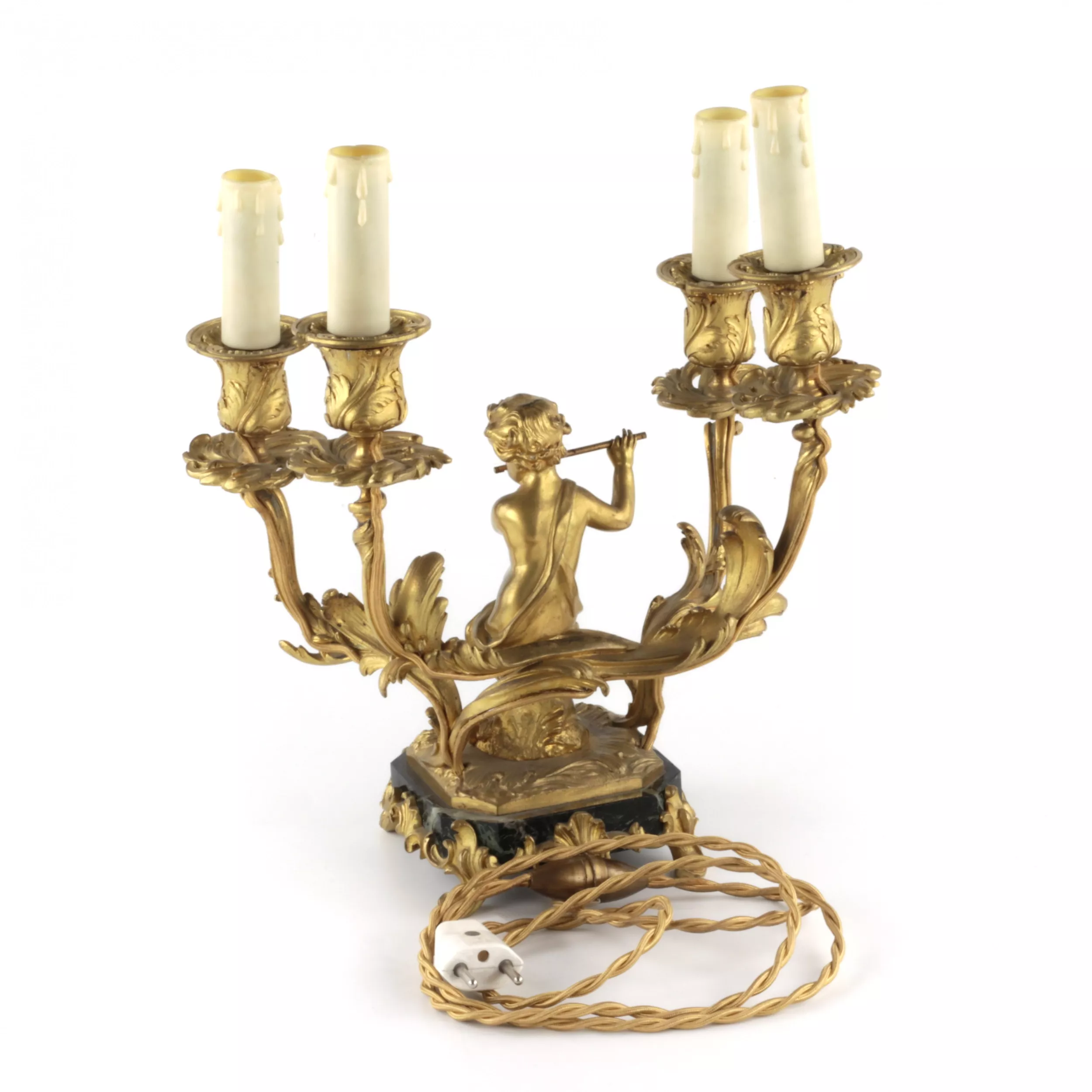 PAIRE DE CANDÉLABRES À QUATRE LUMIÈRES AUX PUTTI MUSICIENS. FRANCE, XIXE SIÈCLE